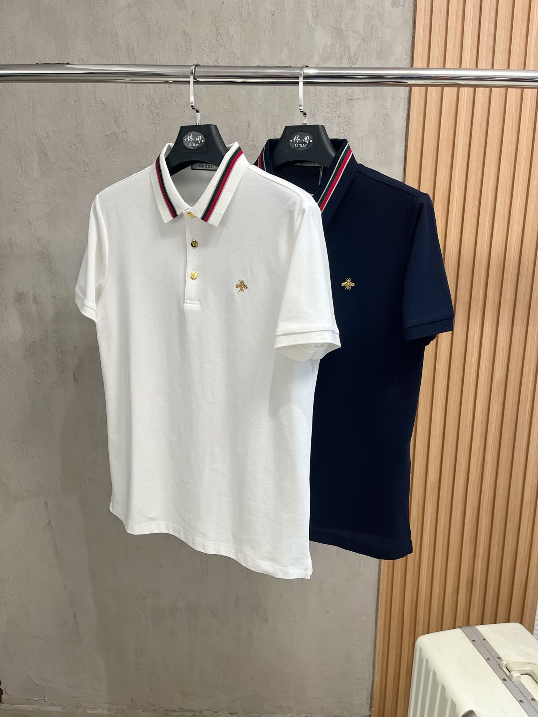 NO:136948,New products for the spring Gucci 2025ss summer new letter logo men's lapel Polo shirt!  Classic business men's style, high-end men's style at the ceiling level of business men's style!  Simple, fashionable and elegant, single-wearing inner wear is decent, quality control/detail control takes away, low-key, luxurious and connotative!  Customer-supplied fixed mesh flooring cotton cloth is carefully made, the surface of the fabric is evenly arranged and neatly arranged, with excellent breathability and heat dissipation and sweat resistance, and the comfort level of the upper body is completely better than that of ordinary single-sided sweat cloth tissue!  The classic brand LOGO logo on the chest is created with top-level craftsmanship. The LOGO has three-dimensional, clear and full texture, and is an extraordinary product in the classic field whether it is inner wear or single wear!  The exquisite cutting process, the processing of every detail is very standard and delicate, and it is comparable to that of ordinary LOW products on the market. Men must enter the basic versatile Polo shirts!  Multi-color Size M-3xl, gucci,alexander wang19860909开春新品 古驰 2025ss夏季新款字母logo男士翻领Polo衫！经典商务男款,高端男装的天花板级别的商务男款！简约时尚大气不失优雅,单穿内搭体面过人,品质控/细节控的闭眼带走,低调又奢华有内涵！ 客供定织网眼珠地棉布精心制成,面料表面排列均匀整齐的网眼纹理,透气性和散热排汗性极佳,上身舒适程度完全优于普通单面汗布组织！胸前经典的品牌LOGO标识,采用顶级工艺打造,LOGO立体清晰饱满,质感非凡的特质,无论是内搭还是单穿都是一款经典领域的产品！精妙绝伦的裁剪工艺,每一个细节处理的非常标准细腻,非市面一般LOW货可以媲美的,男士必入基础百搭款Polo衫推荐！ 颜色多颜色 尺码M-3xl,,gucci,alexander wang,Men's clothing