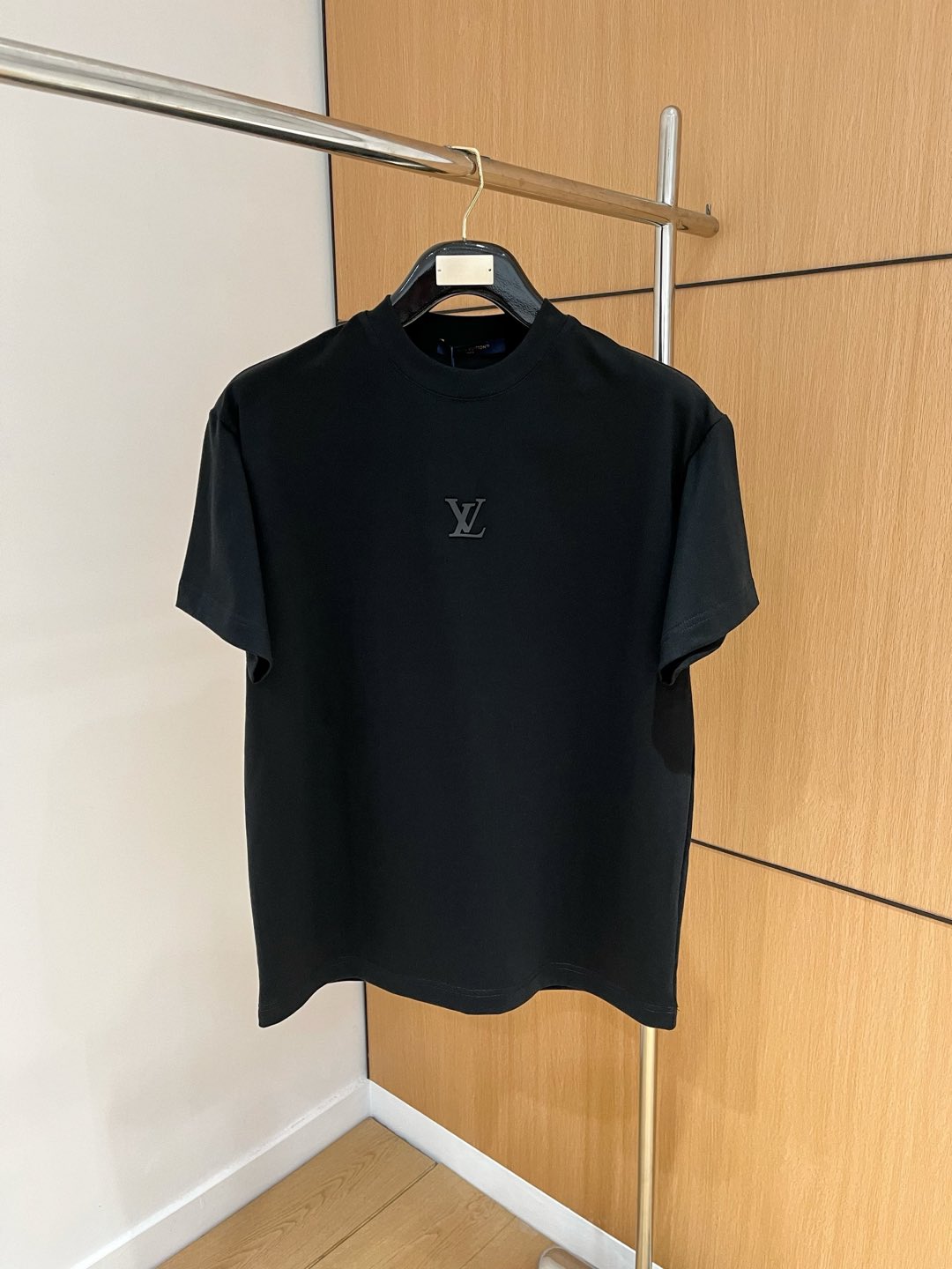 NO:133091,Lujia 2025 autumn and winter new thickened original single men's casual base short-sleeved T-shirt!  High-end customization, high-end version, fashionable and versatile, loose version, original imported 420g double-strand pure cotton fabric, threaded cuffs, neckline hem, super soft and delicate, skin-friendly and comfortable to wear, high-end boutique, OEM, fine-made top body, very good, men's essential items, three-standard size M-3XL maximum size can be worn about 200 catties,,louis vuitton,louis vuitton,T-shirt,tees,t-shirt,alexander wang19860909驴家2025秋冬新款加厚原单男士休闲打底短袖T恤！高端定制 高版本 时尚百搭爆款宽松版型原版进口420克双股纯棉面料 螺纹袖口.领口衣摆 手感超柔软细腻 穿着亲肤舒适 高端精品 代工厂精细做上身非常赞 男士必备单品 三标齐全 尺码M-3XL最大码可穿200斤左右,,louis vuitton,louis vuitton,T-shirt,tees，t-shirt,alexander wang,Men's clothing