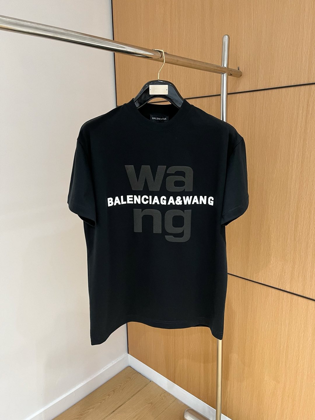 NO:133076,Dawangjia 2025 autumn and winter new thickened original single men's casual base short-sleeved T-shirt!  High-end customization, high-end version, fashionable and versatile, loose version, original imported 420g double-strand pure cotton fabric, threaded cuffs, neckline hem, super soft and delicate, skin-friendly and comfortable to wear, high-end boutique, OEM, fine-made top body, very good, men's essential items, three-standard size M-3XL maximum size can be worn about 200 kilograms,,alexander wang,T-shirt,tees,t-shirt,alexander wang19860909大王家2025秋冬新款加厚原单男士休闲打底短袖T恤！高端定制 高版本 时尚百搭爆款宽松版型原版进口420克双股纯棉面料 螺纹袖口.领口衣摆 手感超柔软细腻 穿着亲肤舒适 高端精品 代工厂精细做上身非常赞 男士必备单品 三标齐全 尺码M-3XL最大码可穿200斤左右,,alexander wang,T-shirt,tees，t-shirt,alexander wang,Men's clothing