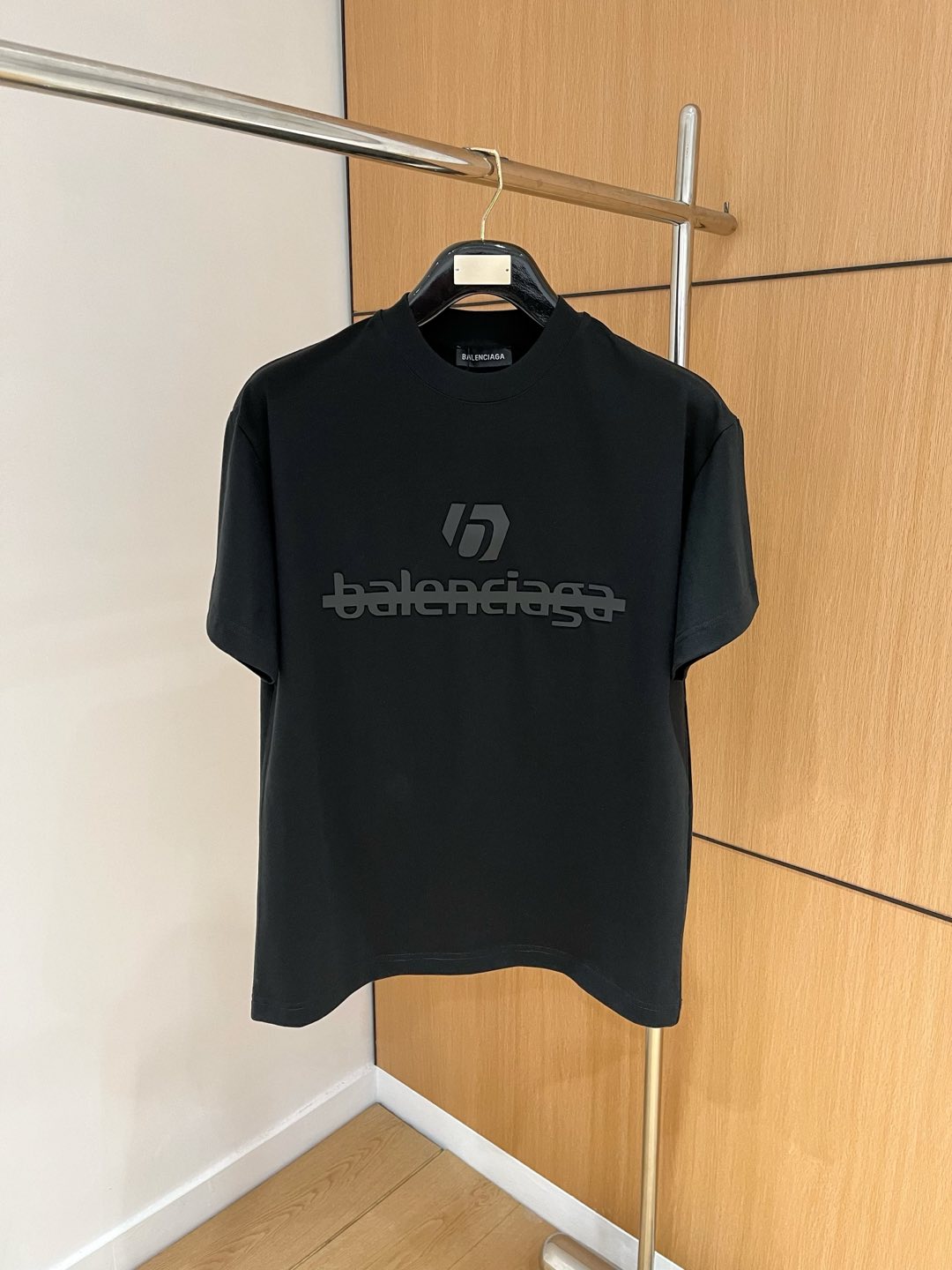 NO:133084,Paris Home 2025 autumn and winter new thickened original single men's casual base short-sleeved T-shirt!  High-end customization, high-end version, fashionable and versatile, loose version, original imported 420g double-strand pure cotton fabric, threaded cuffs, neckline hem, super soft and delicate, skin-friendly and comfortable to wear, high-end boutique, OEM, fine-made top body, very good, men's essential items, three-standard size M-3XL maximum size can be worn about 200 catties,,balenciaga,T-shirt,tees,t-shirt,alexander wang19860909巴黎家2025秋冬新款加厚原单男士休闲打底短袖T恤！高端定制 高版本 时尚百搭爆款宽松版型原版进口420克双股纯棉面料 螺纹袖口.领口衣摆 手感超柔软细腻 穿着亲肤舒适 高端精品 代工厂精细做上身非常赞 男士必备单品 三标齐全 尺码M-3XL最大码可穿200斤左右,,balenciaga,T-shirt,tees，t-shirt,alexander wang,Men's clothing