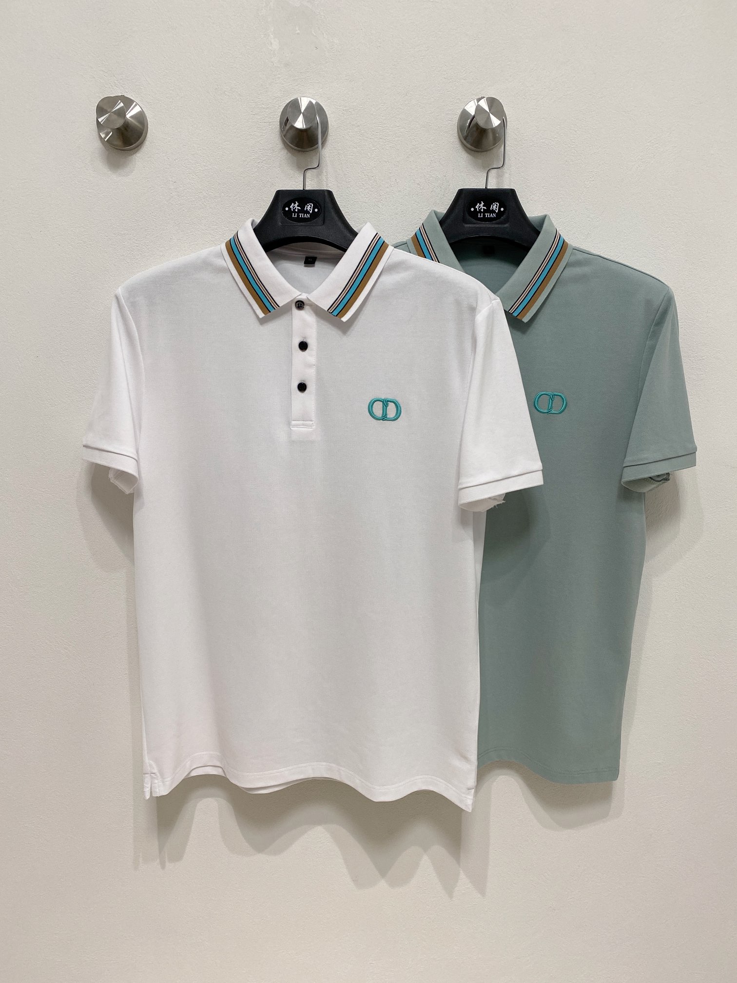 NO:116582,New products in the spring YY new products are available for sale Dior 2025ss summer new letter logo men's lapel Polo shirt!  Classic business men's style, high-end men's style at the ceiling level of business men's style!  Simple, fashionable and elegant, single-wearing inner wear is decent, quality control/detail control takes away, low-key, luxurious and connotative!  Customer-supplied fixed mesh flooring cotton cloth is carefully made, the surface of the fabric is evenly arranged and neatly arranged, with excellent breathability and heat dissipation and sweat resistance, and the comfort level of the upper body is completely better than that of ordinary single-sided sweat cloth tissue!  The classic brand LOGO logo on the chest is created with top-level craftsmanship. The LOGO has three-dimensional, clear and full texture, and is an extraordinary product in the classic field whether it is inner wear or single wear!  The exquisite cutting process, the processing of every detail is very standard and delicate, and it is comparable to that of ordinary LOW products on the market. Men must enter the basic versatile Polo shirts!  Multi-color Size M-3xl, Dior, Alexander wang19860909开春新品 YY 新品上市 迪奥 2025ss夏季新款字母logo男士翻领Polo衫！经典商务男款,高端男装的天花板级别的商务男款！简约时尚大气不失优雅,单穿内搭体面过人,品质控/细节控的闭眼带走,低调又奢华有内涵！ 客供定织网眼珠地棉布精心制成,面料表面排列均匀整齐的网眼纹理,透气性和散热排汗性极佳,上身舒适程度完全优于普通单面汗布组织！胸前经典的品牌LOGO标识,采用顶级工艺打造,LOGO立体清晰饱满,质感非凡的特质,无论是内搭还是单穿都是一款经典领域的产品！精妙绝伦的裁剪工艺,每一个细节处理的非常标准细腻,非市面一般LOW货可以媲美的,男士必入基础百搭款Polo衫推荐！ 颜色多颜色 尺码M-3xl,,dior,alexander wang,Men's clothing