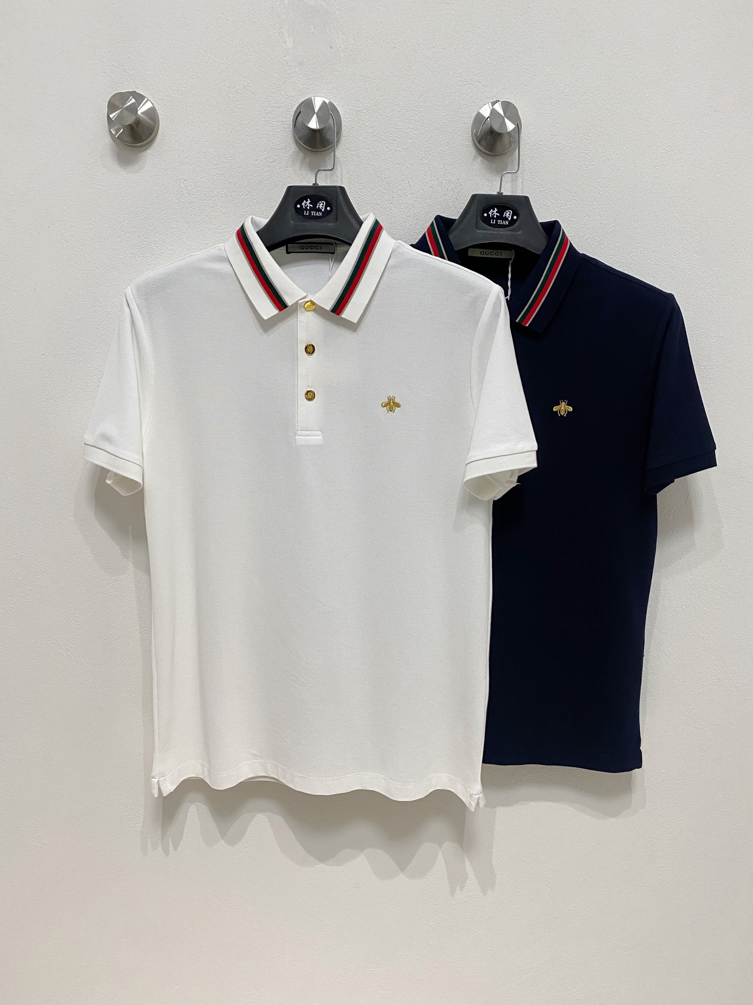 NO:116579,New products in the spring YY new products are available. Gucci 2025ss summer new letter logo men's lapel Polo shirt!  Classic business men's style, high-end men's style at the ceiling level of business men's style!  Simple, fashionable and elegant, single-wearing inner wear is decent, quality control/detail control takes away, low-key, luxurious and connotative!  Customer-supplied fixed mesh flooring cotton cloth is carefully made, the surface of the fabric is evenly arranged and neatly arranged, with excellent breathability and heat dissipation and sweat resistance, and the comfort level of the upper body is completely better than that of ordinary single-sided sweat cloth tissue!  The classic brand LOGO logo on the chest is created with top-level craftsmanship. The LOGO has three-dimensional, clear and full texture, and is an extraordinary product in the classic field whether it is inner wear or single wear!  The exquisite cutting process, the processing of every detail is very standard and delicate, and it is comparable to that of ordinary LOW products on the market. Men must enter the basic versatile Polo shirts!  Multi-color Size M-3xl, gucci,alexander wang19860909开春新品 YY 新品上市 古驰 2025ss夏季新款字母logo男士翻领Polo衫！经典商务男款,高端男装的天花板级别的商务男款！简约时尚大气不失优雅,单穿内搭体面过人,品质控/细节控的闭眼带走,低调又奢华有内涵！ 客供定织网眼珠地棉布精心制成,面料表面排列均匀整齐的网眼纹理,透气性和散热排汗性极佳,上身舒适程度完全优于普通单面汗布组织！胸前经典的品牌LOGO标识,采用顶级工艺打造,LOGO立体清晰饱满,质感非凡的特质,无论是内搭还是单穿都是一款经典领域的产品！精妙绝伦的裁剪工艺,每一个细节处理的非常标准细腻,非市面一般LOW货可以媲美的,男士必入基础百搭款Polo衫推荐！ 颜色多颜色 尺码M-3xl,,gucci,alexander wang,Men's clothing