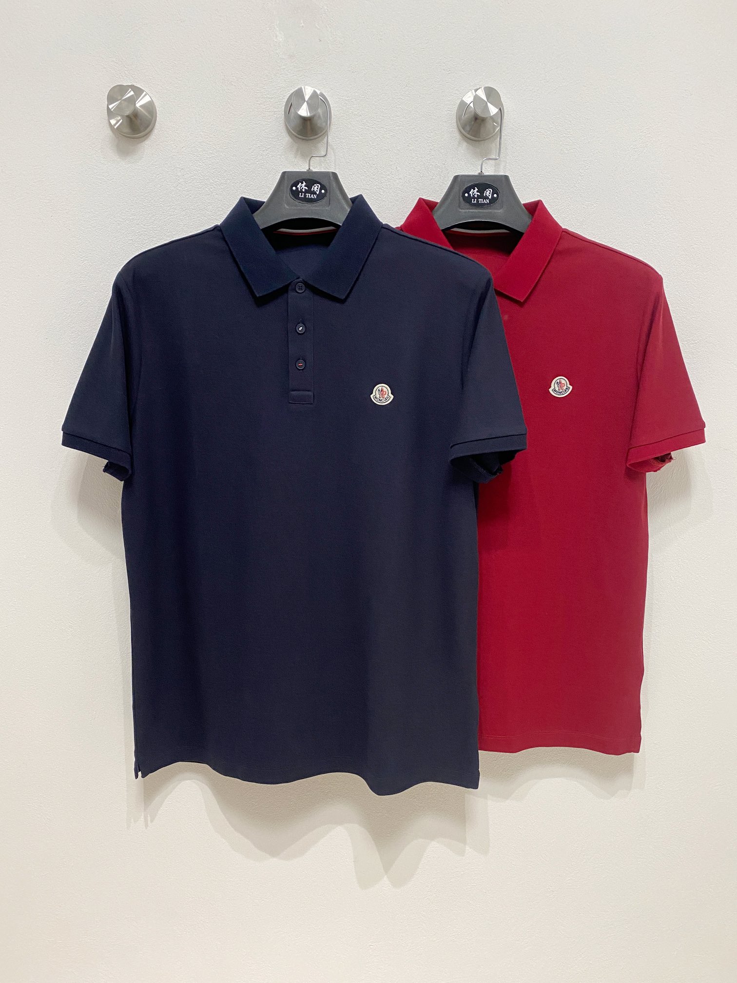 NO:116585,New products in the spring YY new products are available for sale, 2025ss summer new letter logo men's lapel Polo shirt!  Classic business men's style, high-end men's style at the ceiling level of business men's style!  Simple, fashionable and elegant, single-wearing inner wear is decent, quality control/detail control takes away, low-key, luxurious and connotative!  Customer-supplied fixed mesh flooring cotton cloth is carefully made, the surface of the fabric is evenly arranged and neatly arranged, with excellent breathability and heat dissipation and sweat resistance, and the comfort level of the upper body is completely better than that of ordinary single-sided sweat cloth tissue!  The classic brand LOGO logo on the chest is created with top-level craftsmanship. The LOGO has three-dimensional, clear and full texture, and is an extraordinary product in the classic field whether it is inner wear or single wear!  The exquisite cutting process, the processing of every detail is very standard and delicate, and it is comparable to that of ordinary LOW products on the market. Men must enter the basic versatile Polo shirts!  Multi-color Size M-3xl, Moncler, alexander wang19860909开春新品 YY 新品上市 蒙口 2025ss夏季新款字母logo男士翻领Polo衫！经典商务男款,高端男装的天花板级别的商务男款！简约时尚大气不失优雅,单穿内搭体面过人,品质控/细节控的闭眼带走,低调又奢华有内涵！ 客供定织网眼珠地棉布精心制成,面料表面排列均匀整齐的网眼纹理,透气性和散热排汗性极佳,上身舒适程度完全优于普通单面汗布组织！胸前经典的品牌LOGO标识,采用顶级工艺打造,LOGO立体清晰饱满,质感非凡的特质,无论是内搭还是单穿都是一款经典领域的产品！精妙绝伦的裁剪工艺,每一个细节处理的非常标准细腻,非市面一般LOW货可以媲美的,男士必入基础百搭款Polo衫推荐！ 颜色多颜色 尺码M-3xl,,Moncler,alexander wang,Men's clothing