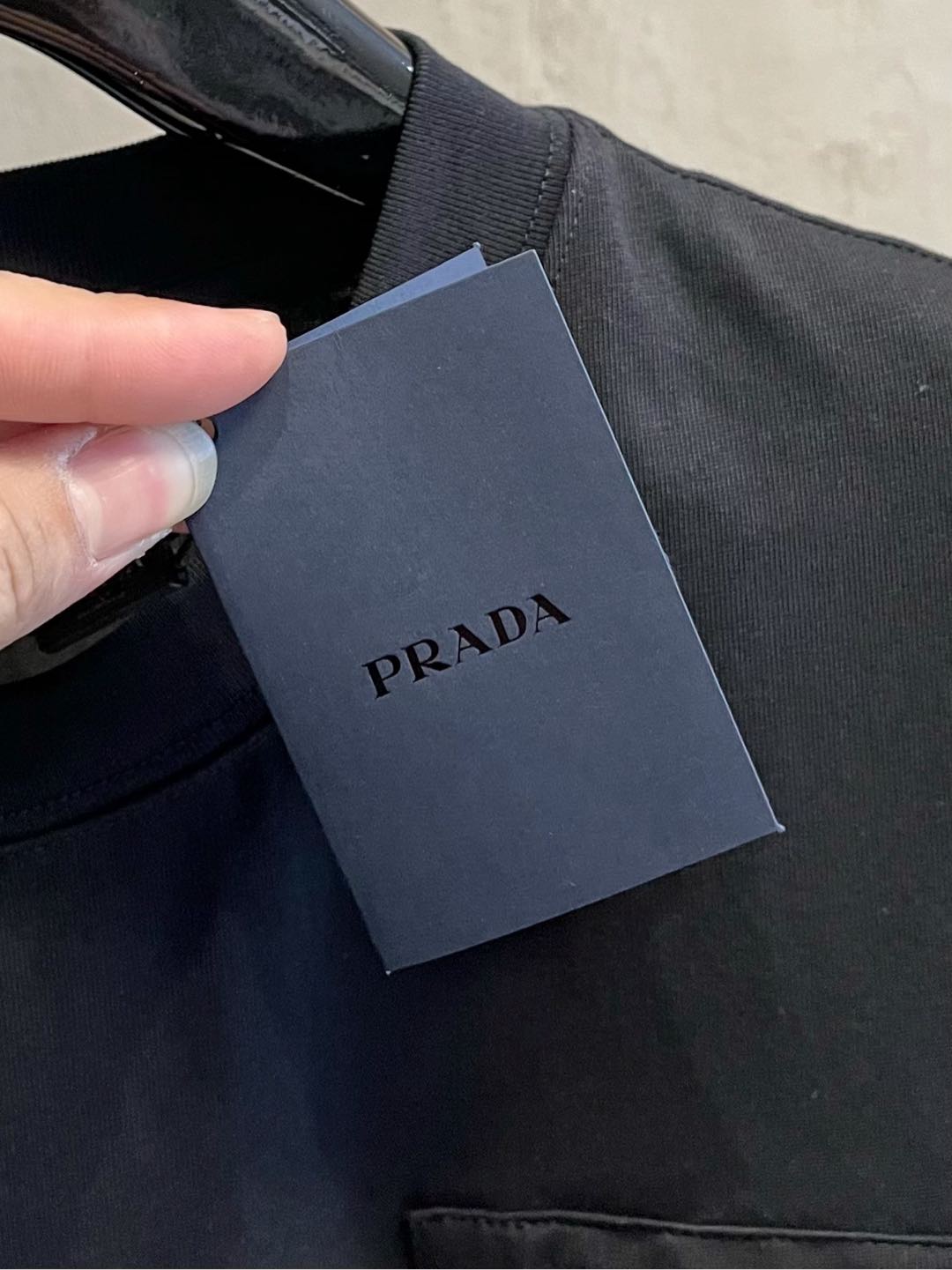  Prada 普拉达  单穿打底都是首选 高定面料 240克纯棉 2025春夏新品短袖🍃时尚经典圆领短袖