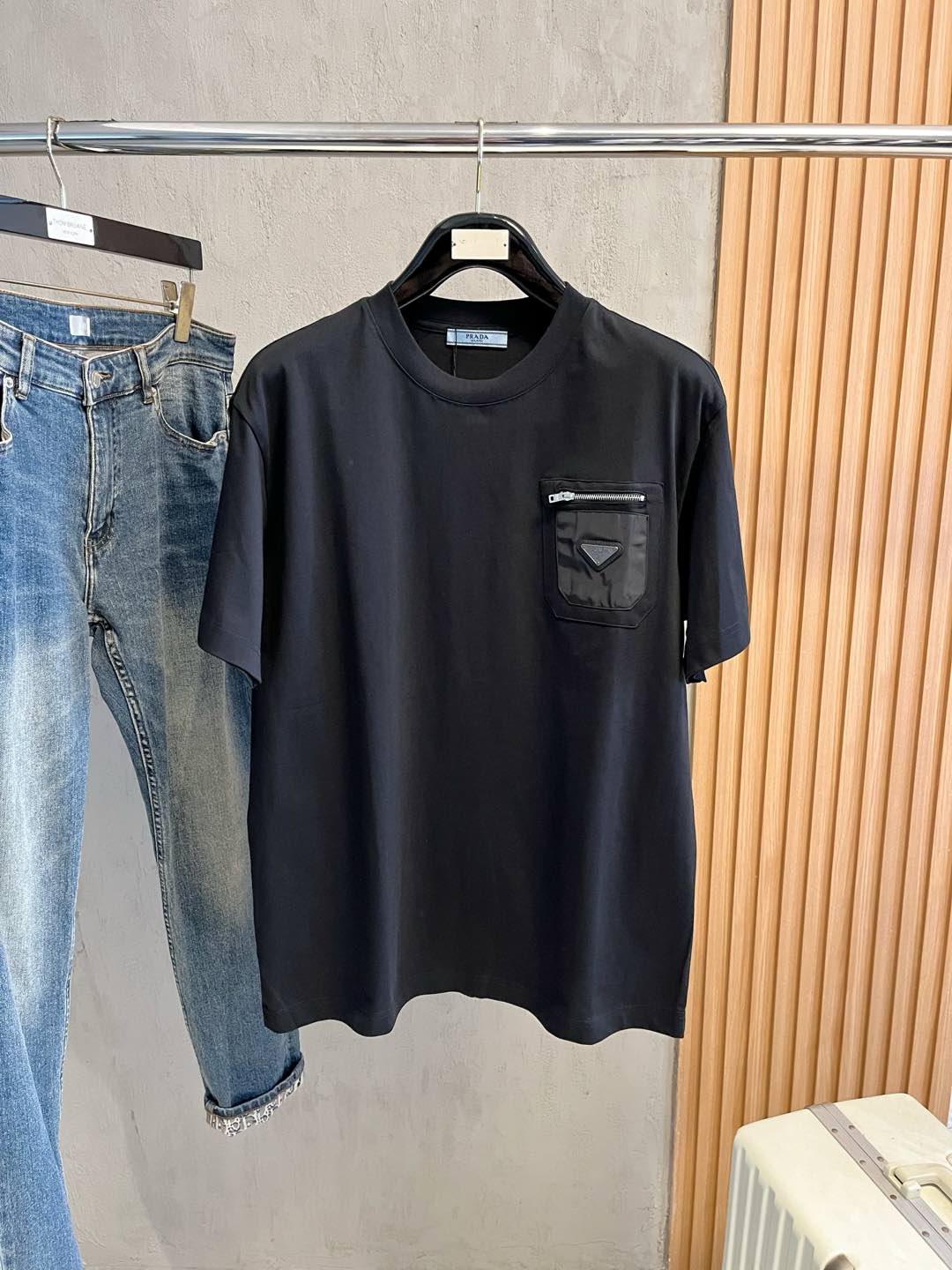  Prada 普拉达  单穿打底都是首选 高定面料 240克纯棉 2025春夏新品短袖🍃时尚经典圆领短袖