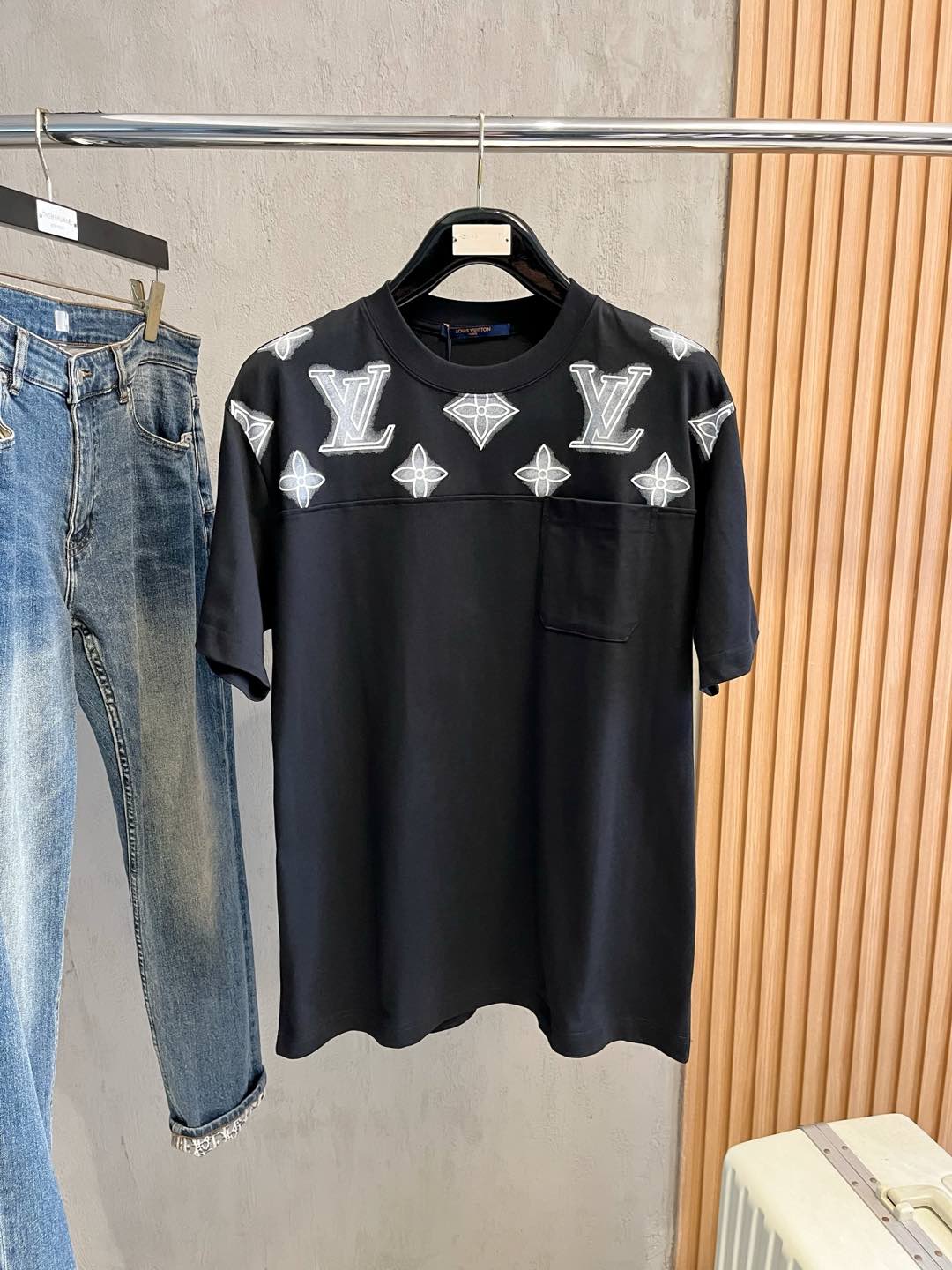  LV  单穿打底都是首选 高定面料 240克纯棉 2025春夏新品短袖🍃时尚经典圆领短袖👍🏻时尚单品设