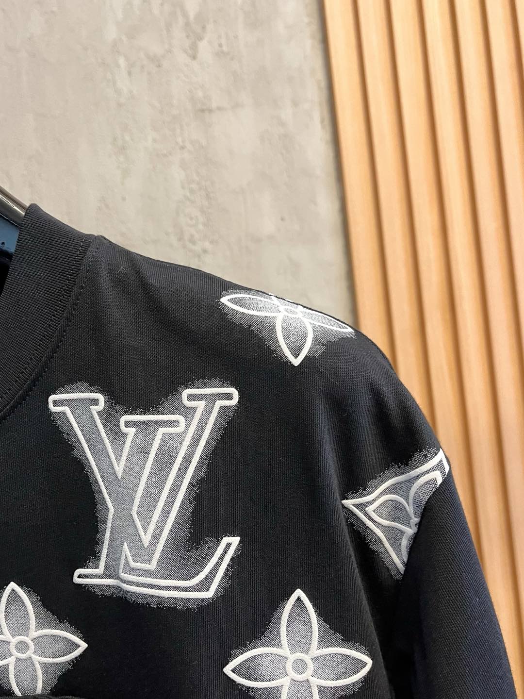  LV  单穿打底都是首选 高定面料 240克纯棉 2025春夏新品短袖🍃时尚经典圆领短袖👍🏻时尚单品设