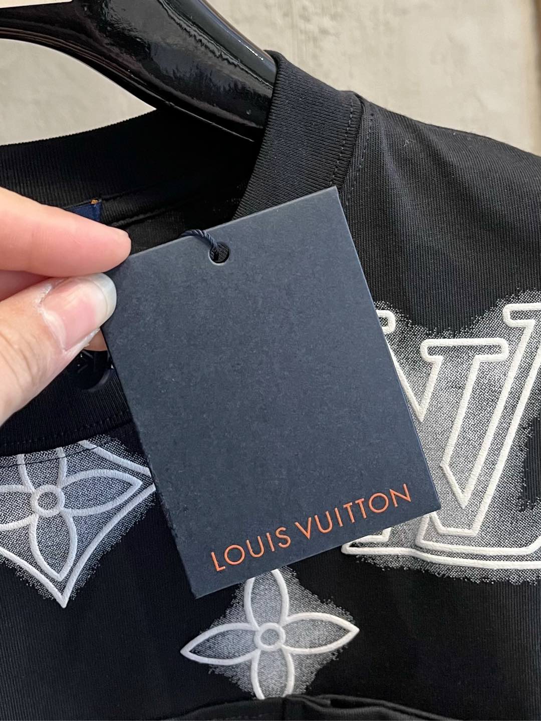  LV  单穿打底都是首选 高定面料 240克纯棉 2025春夏新品短袖🍃时尚经典圆领短袖👍🏻时尚单品设