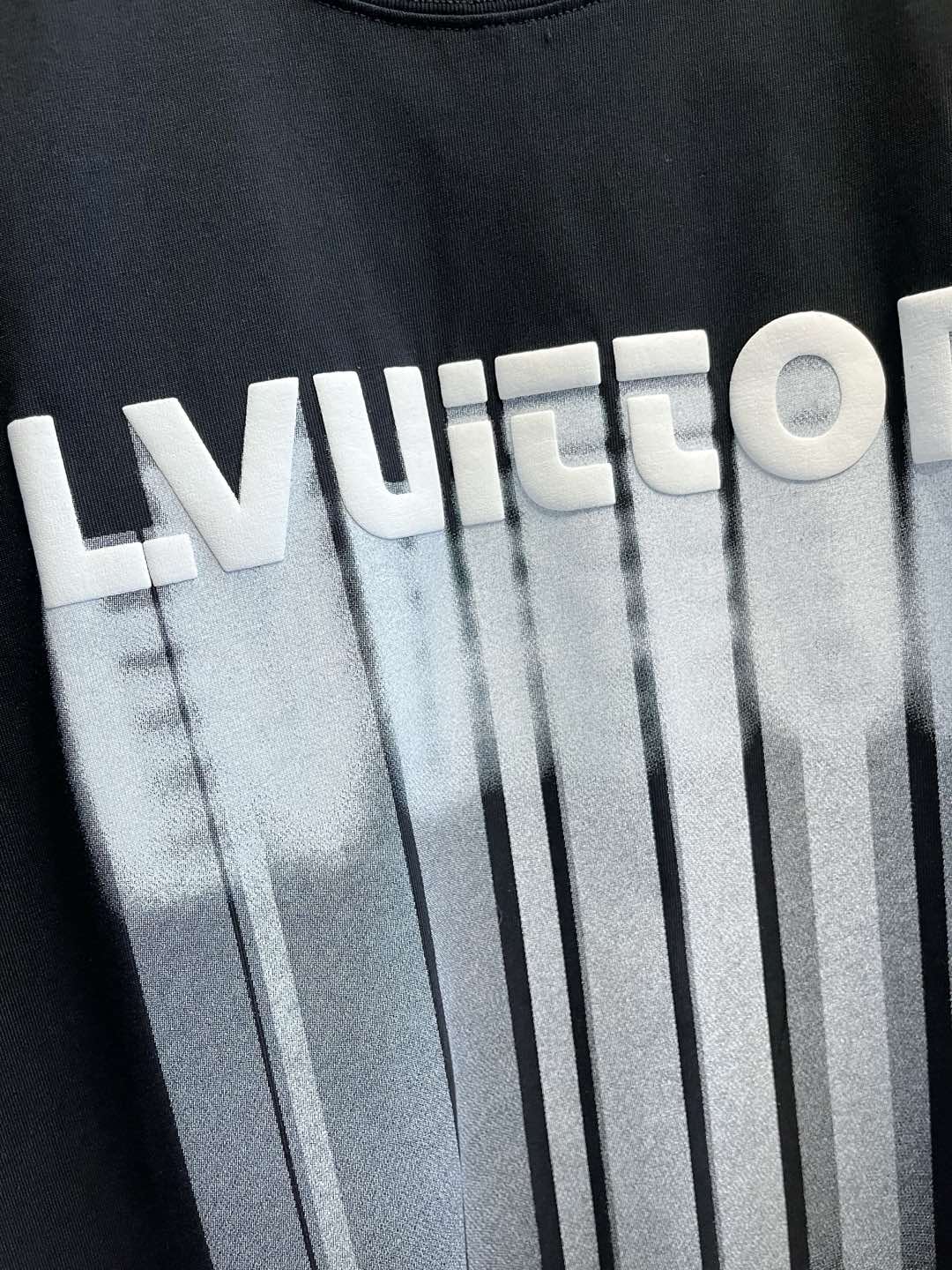  LV  单穿打底都是首选 高定面料 240克纯棉 2025春夏新品短袖🍃时尚经典圆领短袖👍🏻时尚单品设