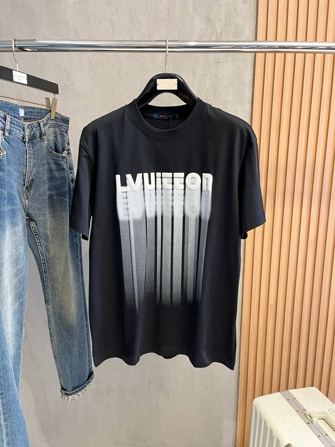 LV  单穿打底都是首选 高定面料 240克纯棉 2025春夏新品短袖🍃时尚经典圆领短袖👍🏻时尚单品设