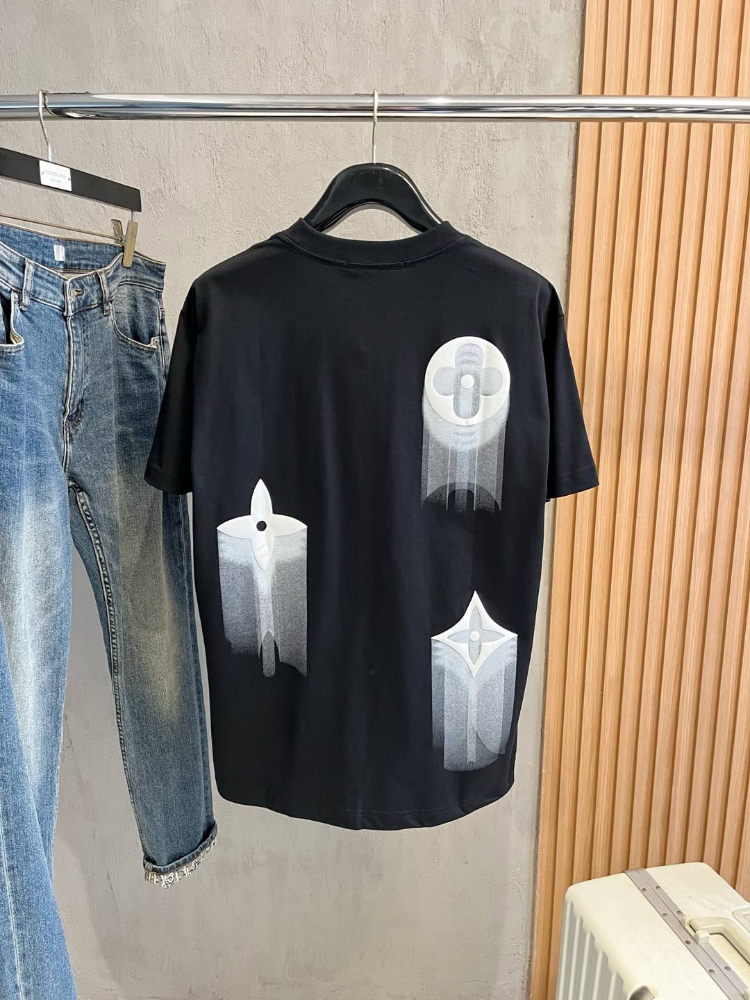  LV  单穿打底都是首选 高定面料 240克纯棉 2025春夏新品短袖🍃时尚经典圆领短袖👍🏻时尚单品设