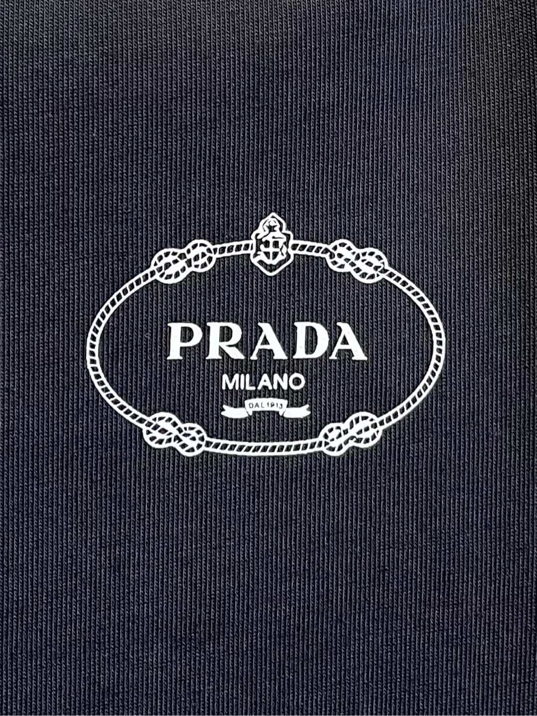  Prada 普拉达  单穿打底都是首选 高定面料 240克纯棉 2025春夏新品短袖🍃时尚经典圆领短袖