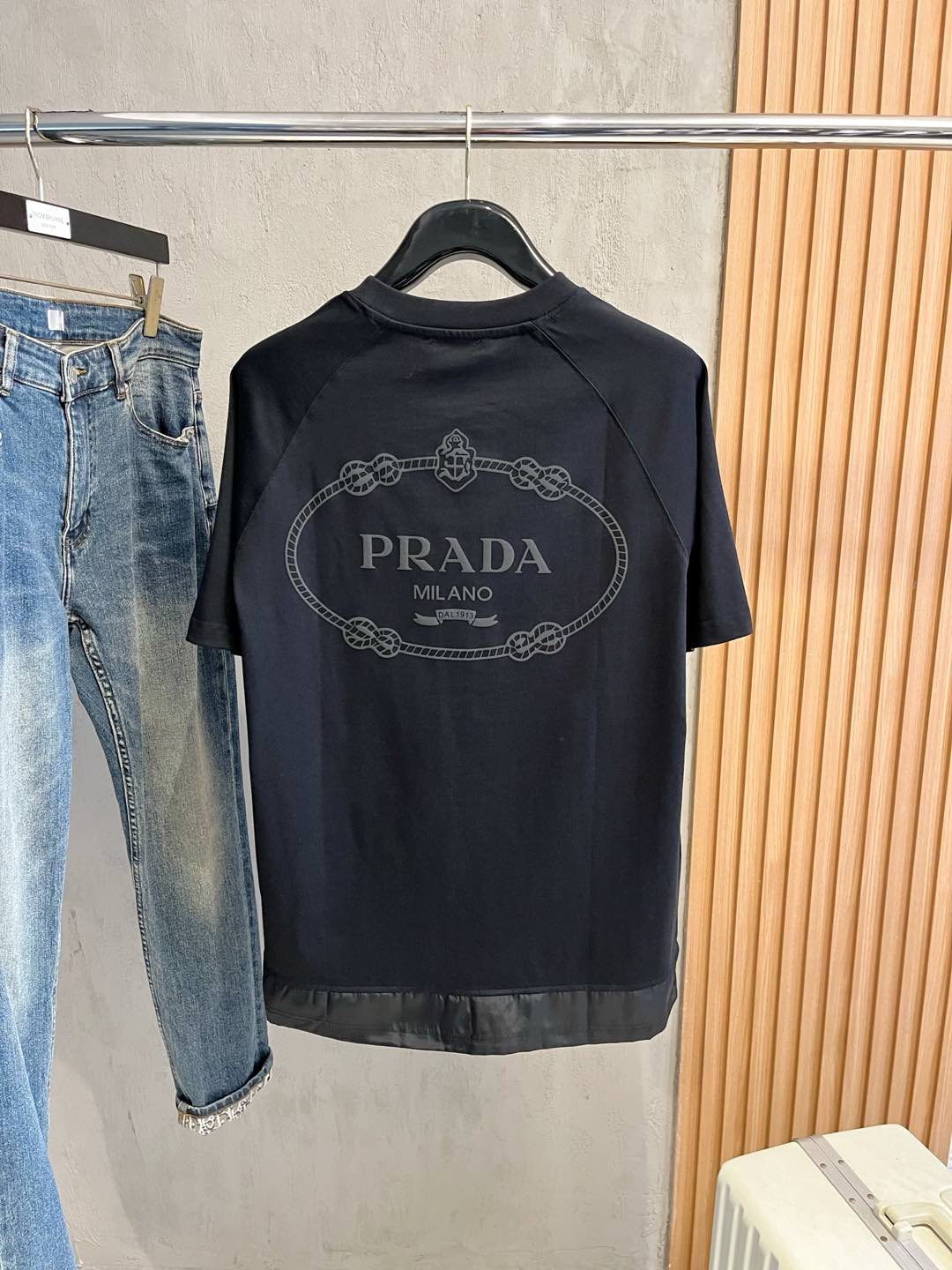  Prada 普拉达  单穿打底都是首选 高定面料 240克纯棉 2025春夏新品短袖🍃时尚经典圆领短袖