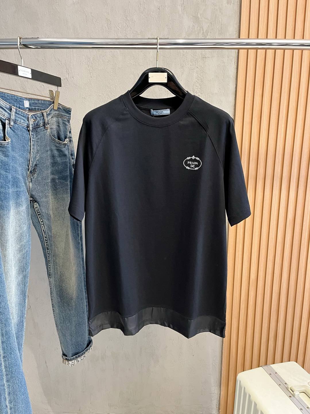  Prada 普拉达  单穿打底都是首选 高定面料 240克纯棉 2025春夏新品短袖🍃时尚经典圆领短袖