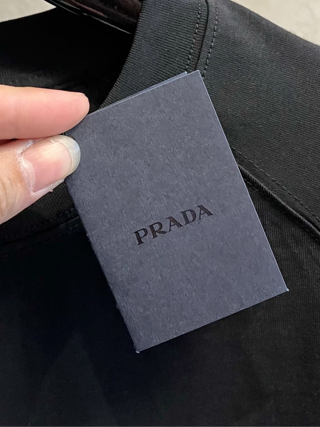  Prada 普拉达  单穿打底都是首选 高定面料 240克纯棉 2025春夏新品短袖🍃时尚经典圆领短袖