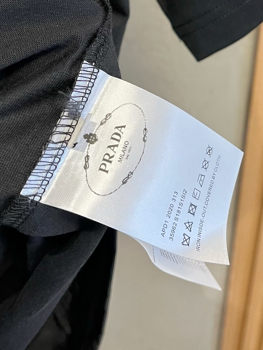  Prada 普拉达  单穿打底都是首选 高定面料 240克纯棉 2025春夏新品短袖🍃时尚经典圆领短袖