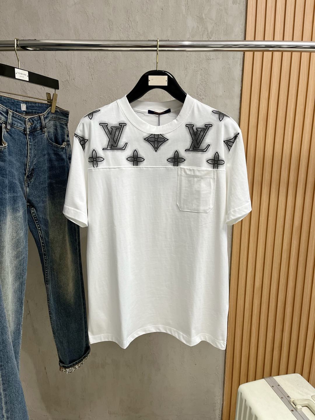  LV  单穿打底都是首选 高定面料 240克纯棉 2025春夏新品短袖🍃时尚经典圆领短袖👍🏻时尚单品设