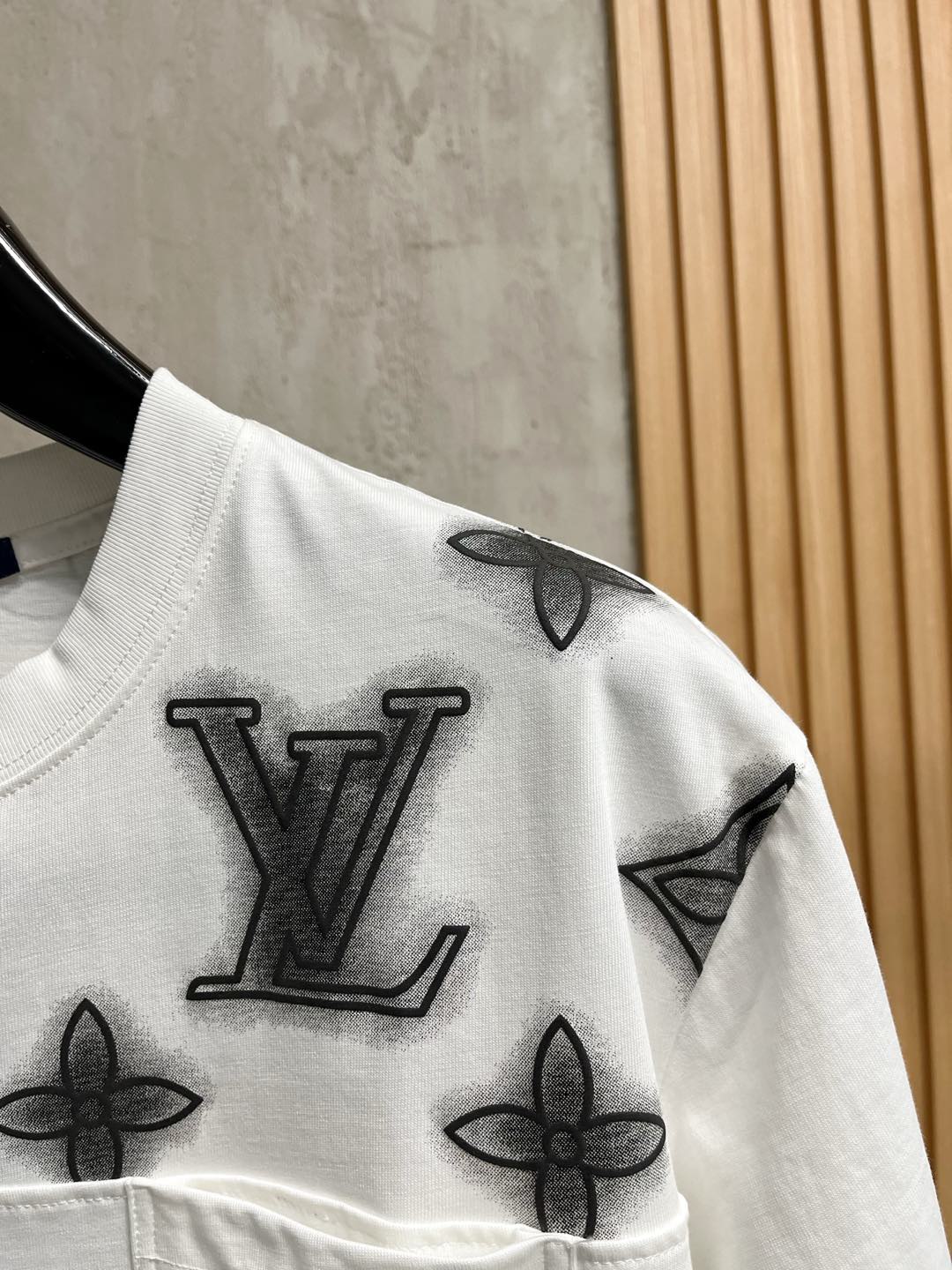  LV  单穿打底都是首选 高定面料 240克纯棉 2025春夏新品短袖🍃时尚经典圆领短袖👍🏻时尚单品设