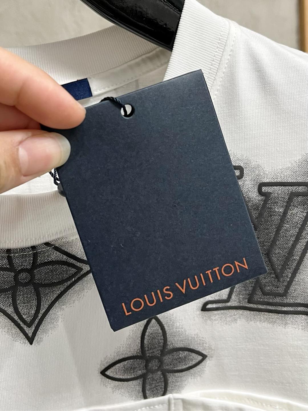  LV  单穿打底都是首选 高定面料 240克纯棉 2025春夏新品短袖🍃时尚经典圆领短袖👍🏻时尚单品设