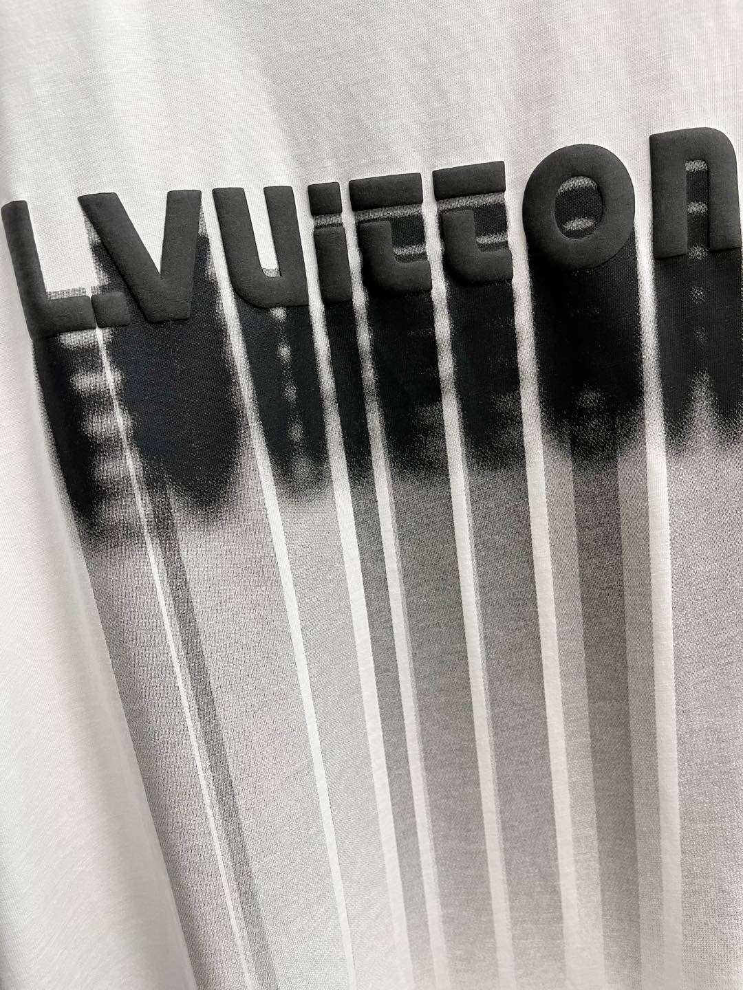  LV  单穿打底都是首选 高定面料 240克纯棉 2025春夏新品短袖🍃时尚经典圆领短袖👍🏻时尚单品设