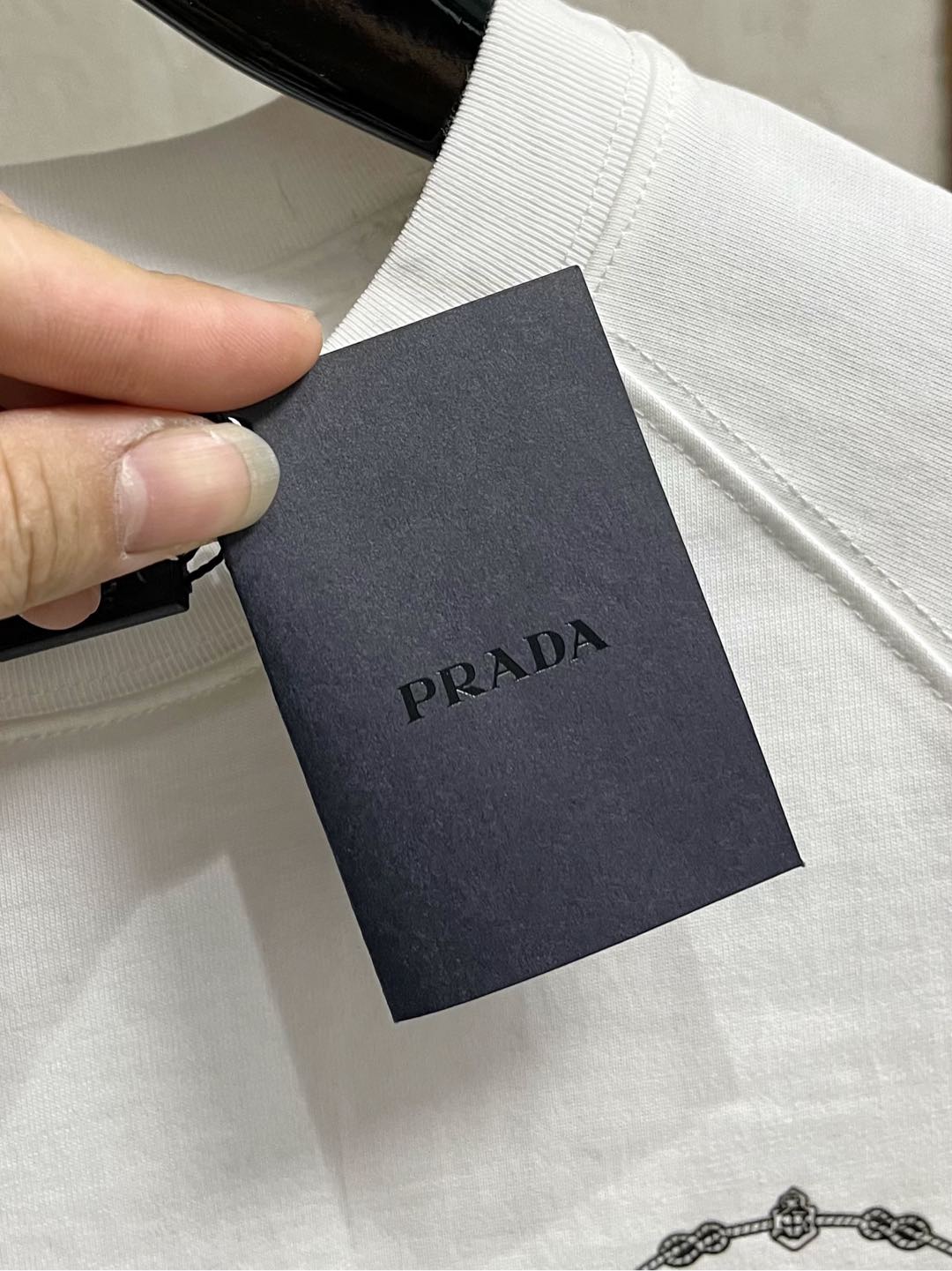  Prada 普拉达  单穿打底都是首选 高定面料 240克纯棉 2025春夏新品短袖🍃时尚经典圆领短袖