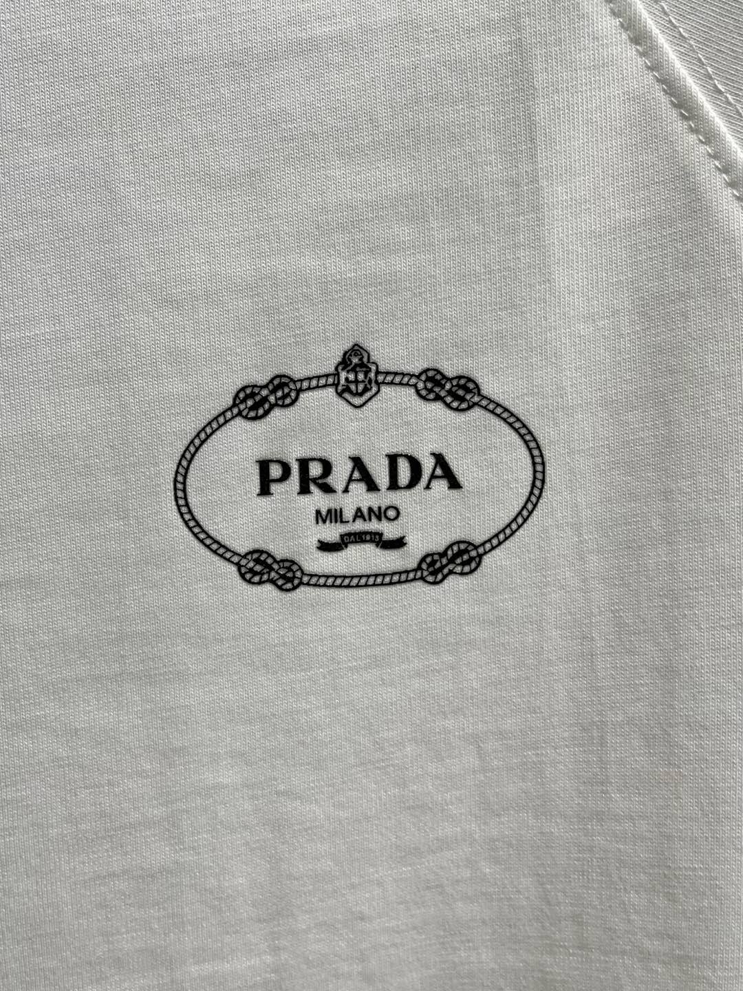  Prada 普拉达  单穿打底都是首选 高定面料 240克纯棉 2025春夏新品短袖🍃时尚经典圆领短袖