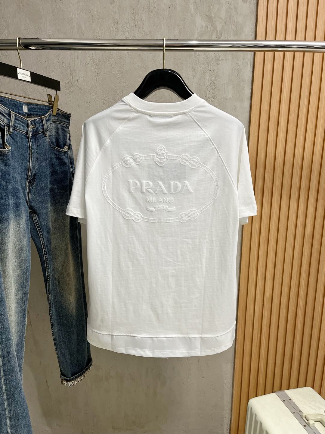  Prada 普拉达  单穿打底都是首选 高定面料 240克纯棉 2025春夏新品短袖🍃时尚经典圆领短袖