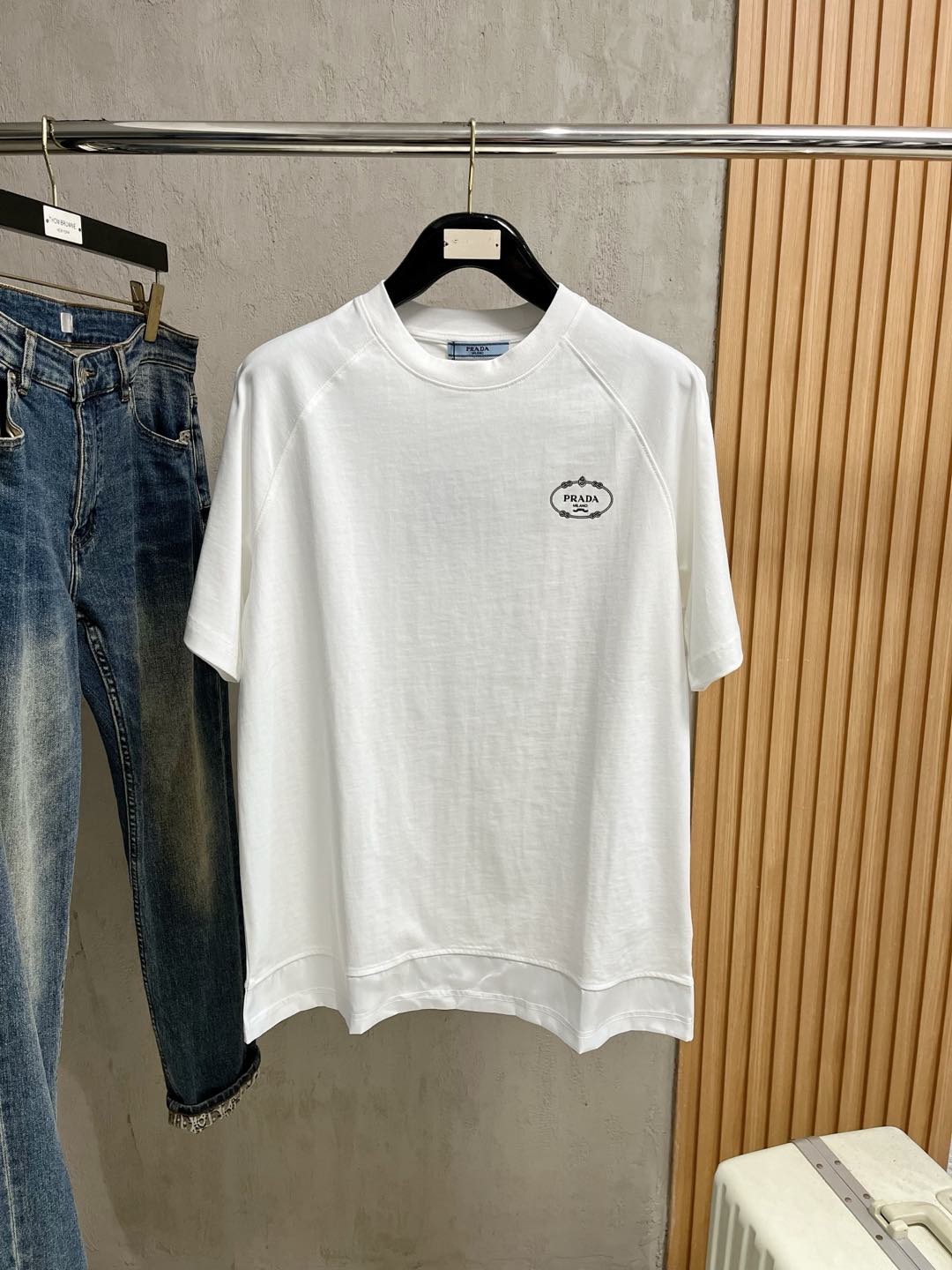  Prada 普拉达  单穿打底都是首选 高定面料 240克纯棉 2025春夏新品短袖🍃时尚经典圆领短袖