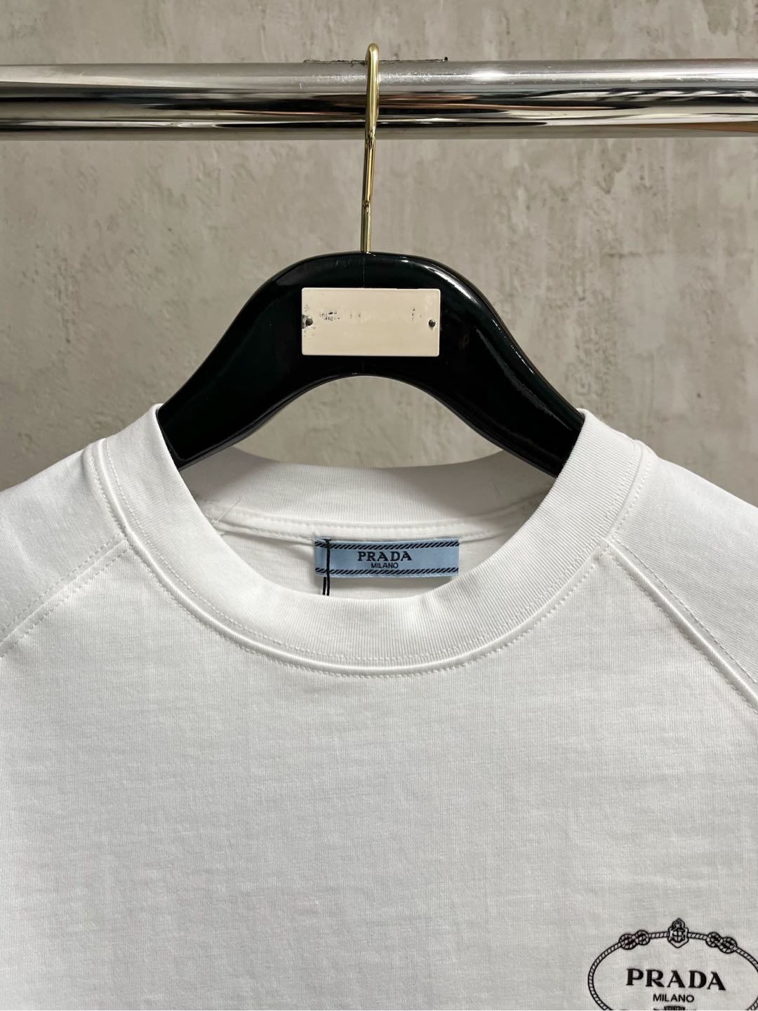  Prada 普拉达  单穿打底都是首选 高定面料 240克纯棉 2025春夏新品短袖🍃时尚经典圆领短袖