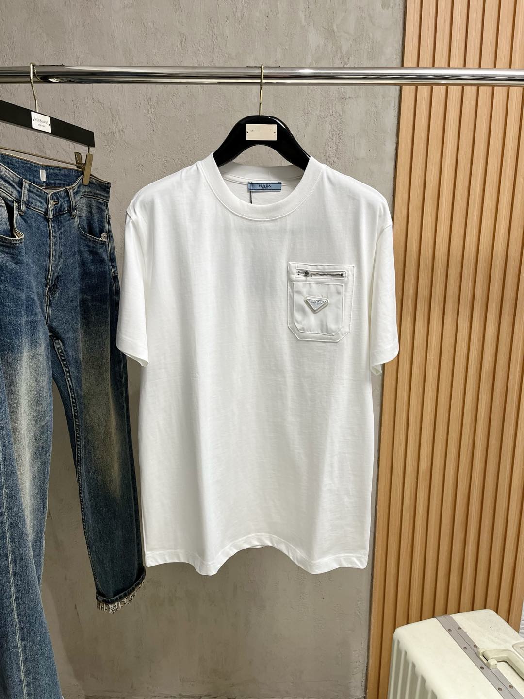  Prada 普拉达  单穿打底都是首选 高定面料 240克纯棉 2025春夏新品短袖🍃时尚经典圆领短袖