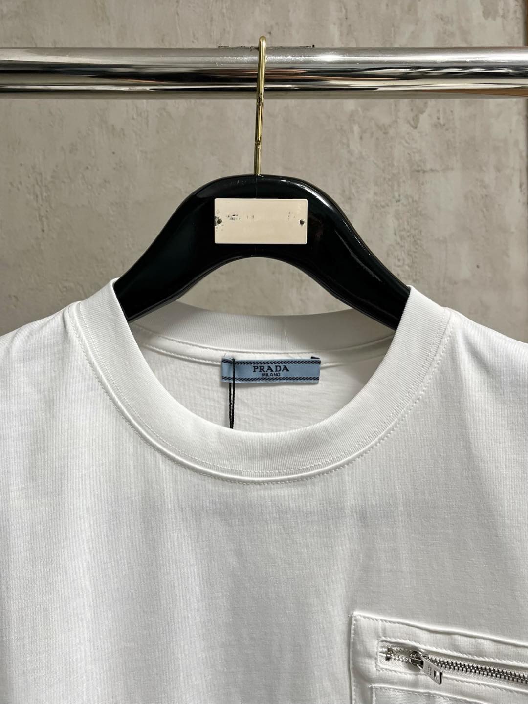  Prada 普拉达  单穿打底都是首选 高定面料 240克纯棉 2025春夏新品短袖🍃时尚经典圆领短袖