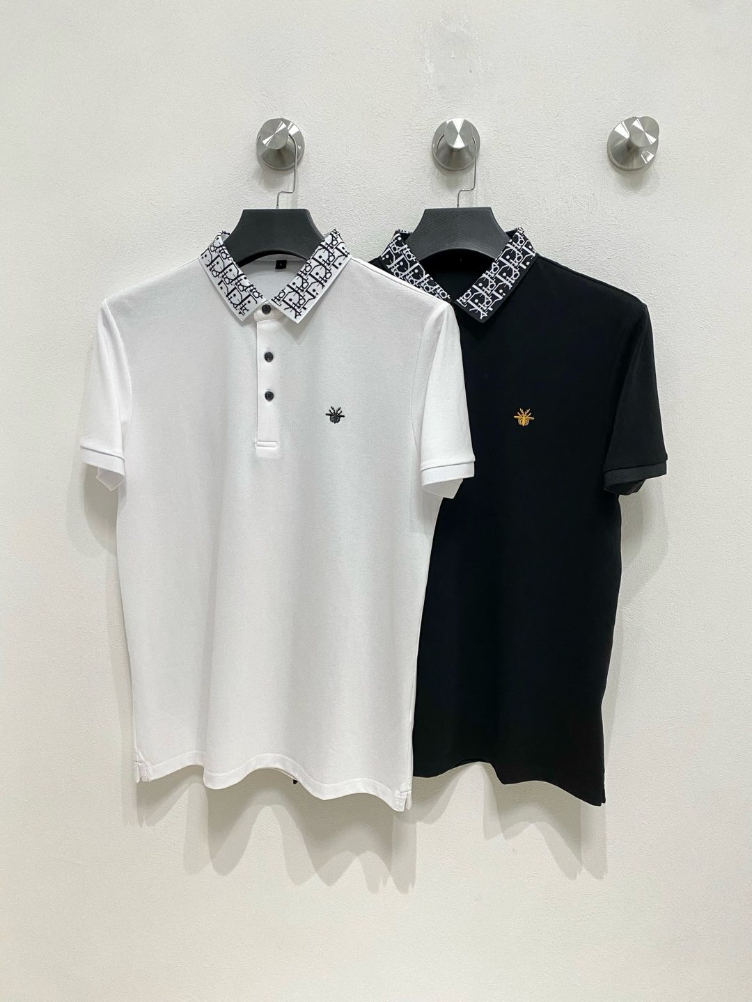 NO:116591,New products in the spring YY new products are available for sale Dior 2025ss summer new letter logo men's lapel Polo shirt!  Classic business men's style, high-end men's style at the ceiling level of business men's style!  Simple, fashionable and elegant, single-wearing inner wear is decent, quality control/detail control takes away, low-key, luxurious and connotative!  Customer-supplied fixed mesh flooring cotton cloth is carefully made, the surface of the fabric is evenly arranged and neatly arranged, with excellent breathability and heat dissipation and sweat resistance, and the comfort level of the upper body is completely better than that of ordinary single-sided sweat cloth tissue!  The classic brand LOGO logo on the chest is created with top-level craftsmanship. The LOGO has three-dimensional, clear and full texture, and is an extraordinary product in the classic field whether it is inner wear or single wear!  The exquisite cutting process, the processing of every detail is very standard and delicate, and it is comparable to that of ordinary LOW products on the market. Men must enter the basic versatile Polo shirts!  Multi-color Size M-3xl, Dior, Alexander wang19860909开春新品 YY 新品上市 迪奥 2025ss夏季新款字母logo男士翻领Polo衫！经典商务男款,高端男装的天花板级别的商务男款！简约时尚大气不失优雅,单穿内搭体面过人,品质控/细节控的闭眼带走,低调又奢华有内涵！ 客供定织网眼珠地棉布精心制成,面料表面排列均匀整齐的网眼纹理,透气性和散热排汗性极佳,上身舒适程度完全优于普通单面汗布组织！胸前经典的品牌LOGO标识,采用顶级工艺打造,LOGO立体清晰饱满,质感非凡的特质,无论是内搭还是单穿都是一款经典领域的产品！精妙绝伦的裁剪工艺,每一个细节处理的非常标准细腻,非市面一般LOW货可以媲美的,男士必入基础百搭款Polo衫推荐！ 颜色多颜色 尺码M-3xl,,dior,alexander wang,Men's clothing