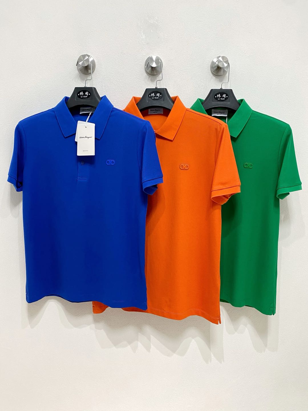 NO:116588,New products in the spring YY new products are available for sale Ferragamo 2025ss summer new letter logo men's lapel Polo shirt!  Classic business men's style, high-end men's style at the ceiling level of business men's style!  Simple, fashionable and elegant, single-wearing inner wear is decent, quality control/detail control takes away, low-key, luxurious and connotative!  Customer-supplied fixed mesh flooring cotton cloth is carefully made, the surface of the fabric is evenly arranged and neatly arranged, with excellent breathability and heat dissipation and sweat resistance, and the comfort level of the upper body is completely better than that of ordinary single-sided sweat cloth tissue!  The classic brand LOGO logo on the chest is created with top-level craftsmanship. The LOGO has three-dimensional, clear and full texture, and is an extraordinary product in the classic field whether it is inner wear or single wear!  The exquisite cutting process, the processing of every detail is very standard and delicate, and it is comparable to that of ordinary LOW products on the market. Men must enter the basic versatile Polo shirts!  Multi-color Size M-3xl, ferragamo, alexander wang19860909开春新品 YY 新品上市 菲拉格慕 2025ss夏季新款字母logo男士翻领Polo衫！经典商务男款,高端男装的天花板级别的商务男款！简约时尚大气不失优雅,单穿内搭体面过人,品质控/细节控的闭眼带走,低调又奢华有内涵！ 客供定织网眼珠地棉布精心制成,面料表面排列均匀整齐的网眼纹理,透气性和散热排汗性极佳,上身舒适程度完全优于普通单面汗布组织！胸前经典的品牌LOGO标识,采用顶级工艺打造,LOGO立体清晰饱满,质感非凡的特质,无论是内搭还是单穿都是一款经典领域的产品！精妙绝伦的裁剪工艺,每一个细节处理的非常标准细腻,非市面一般LOW货可以媲美的,男士必入基础百搭款Polo衫推荐！ 颜色多颜色 尺码M-3xl,,ferragamo,alexander wang,Men's clothing