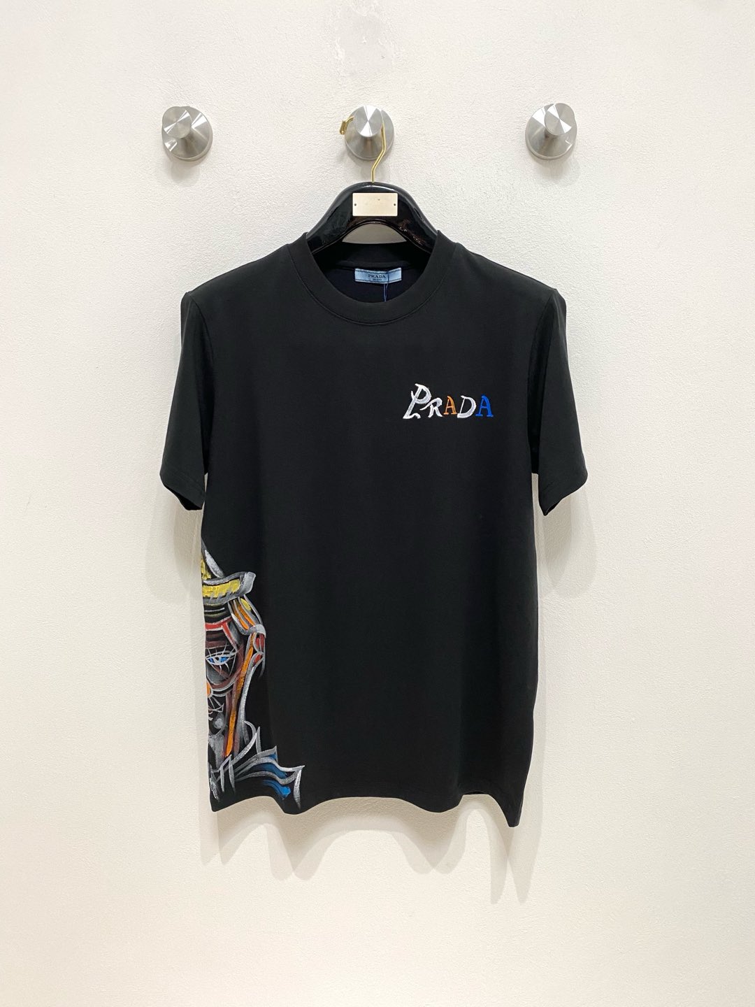  普拉达 高定面料 玉蚕丝般的丝滑 2025春夏新品上市🍃时尚经典圆领短袖👍🏻时尚单品设计，更加时尚舒适