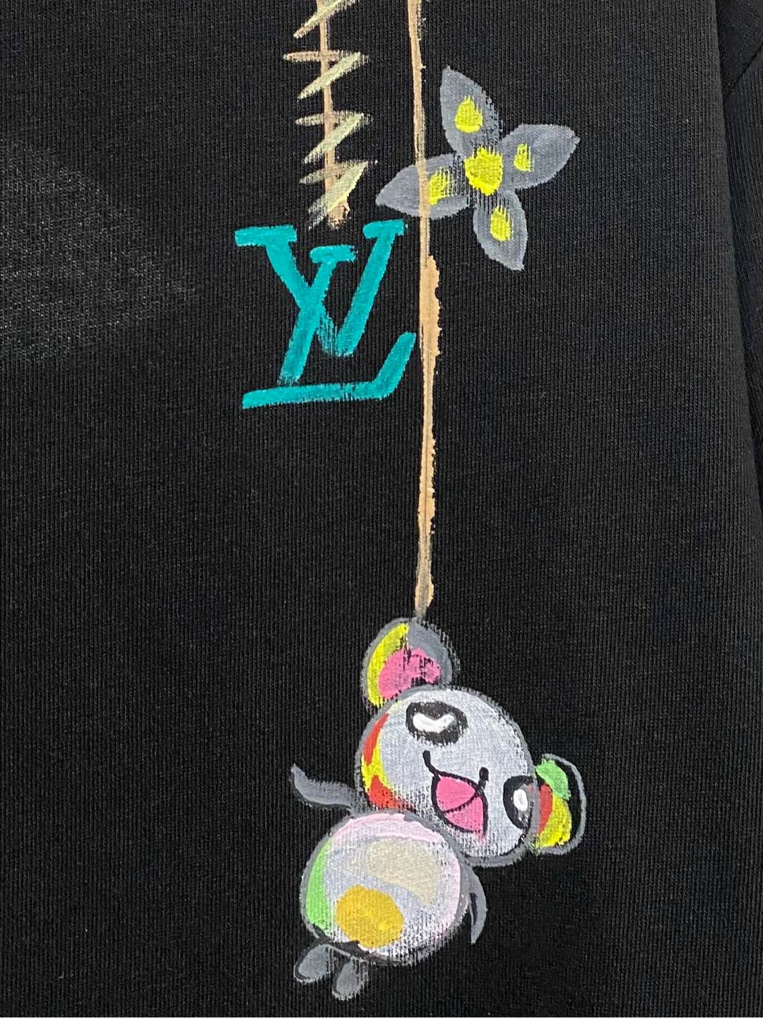  LV 高定面料 玉蚕丝般的丝滑 2025春夏新品上市🍃时尚经典圆领短袖👍🏻时尚单品设计，更加时尚舒适，
