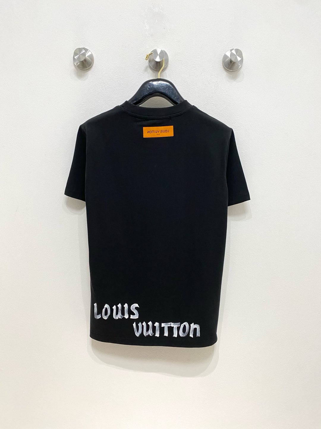  LV 高定面料 玉蚕丝般的丝滑 2025春夏新品上市🍃时尚经典圆领短袖👍🏻时尚单品设计，更加时尚舒适，