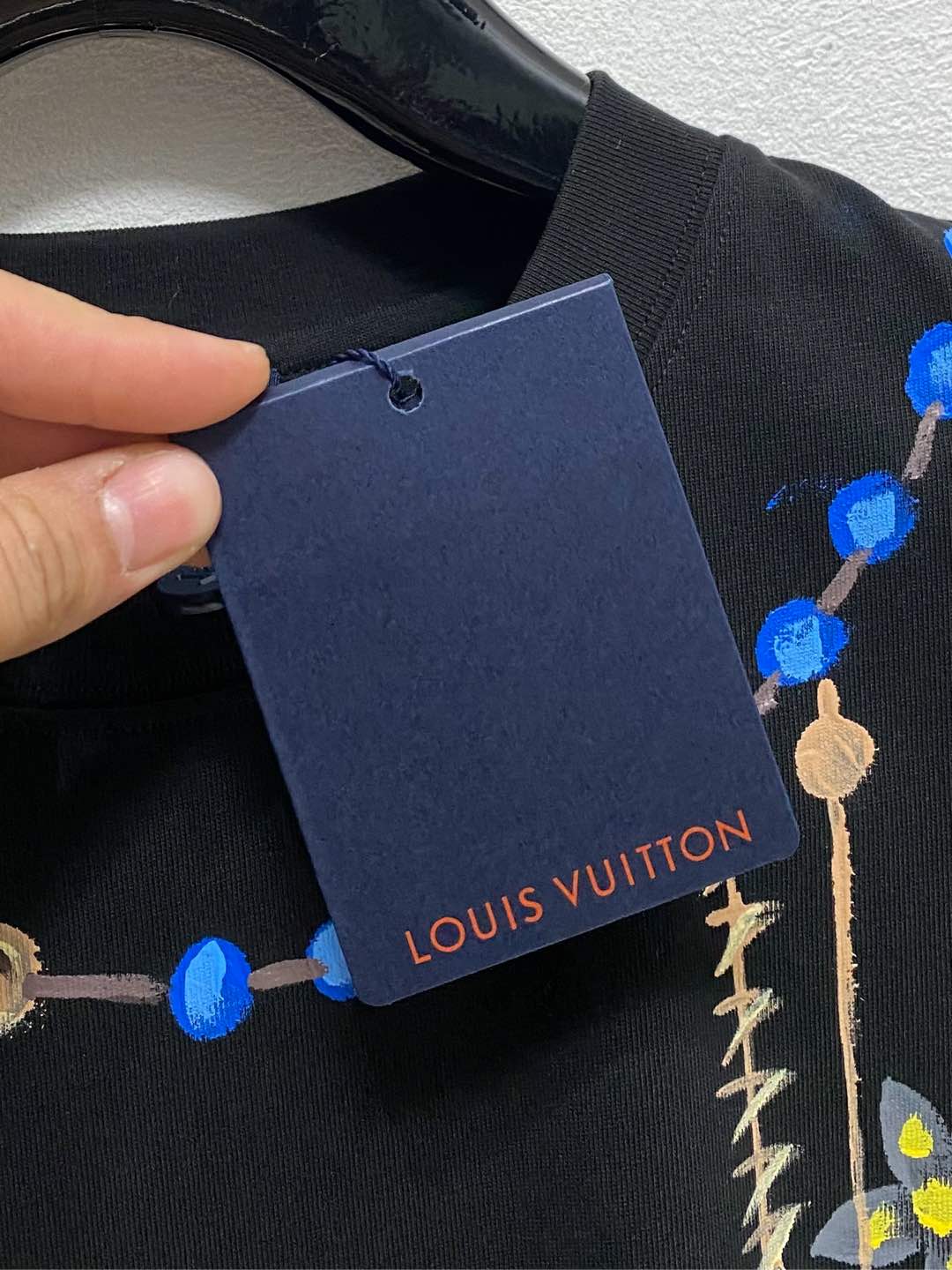  LV 高定面料 玉蚕丝般的丝滑 2025春夏新品上市🍃时尚经典圆领短袖👍🏻时尚单品设计，更加时尚舒适，
