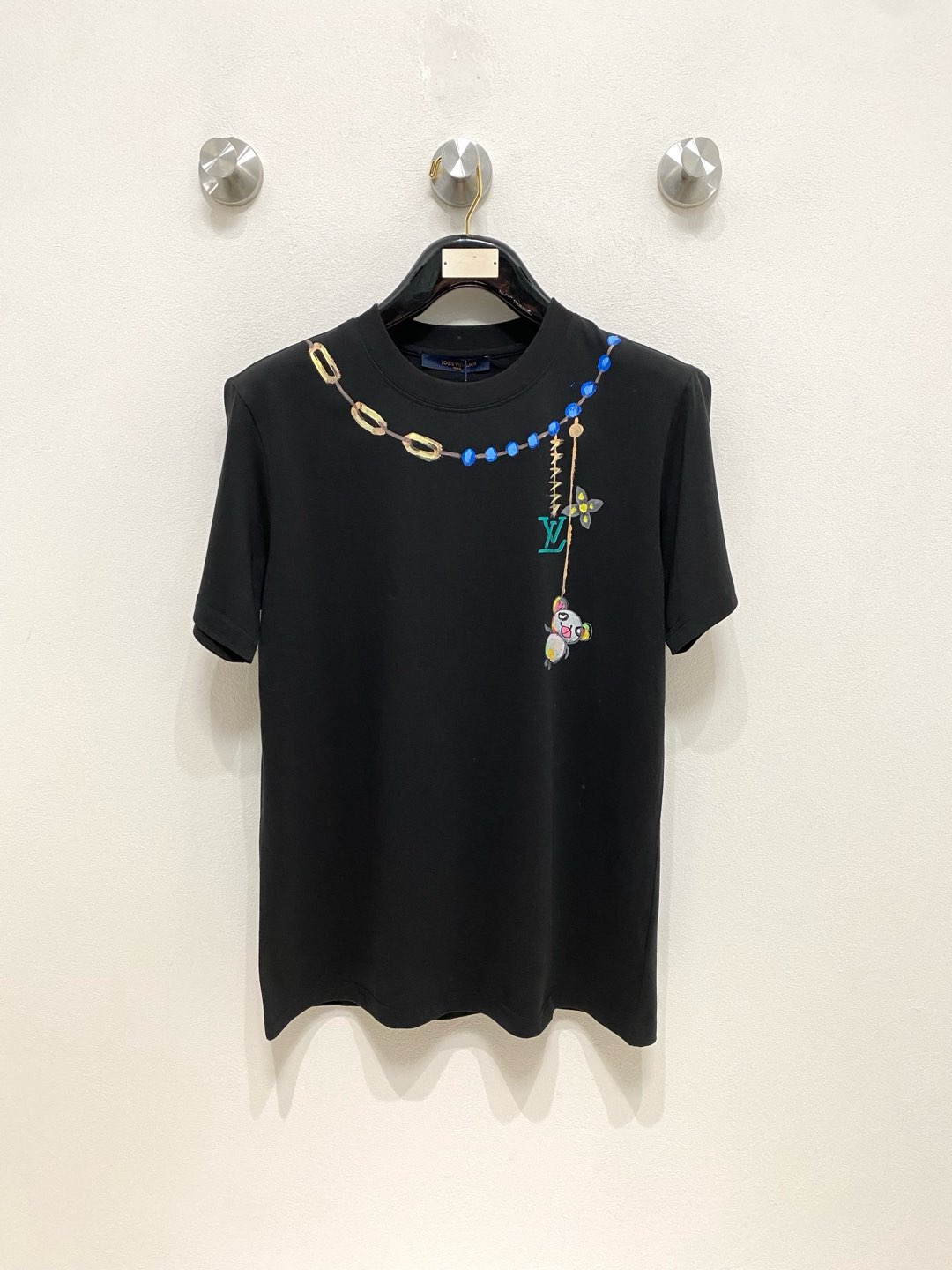  LV 高定面料 玉蚕丝般的丝滑 2025春夏新品上市🍃时尚经典圆领短袖👍🏻时尚单品设计，更加时尚舒适，