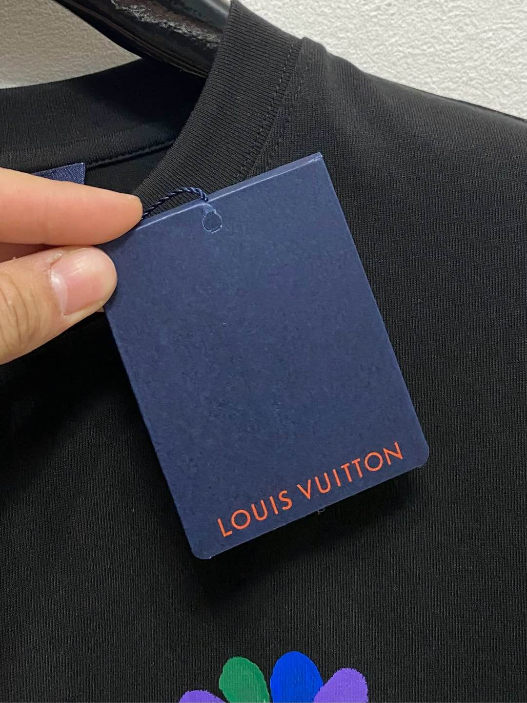  LV 高定面料 玉蚕丝般的丝滑 2025春夏新品上市🍃时尚经典圆领短袖👍🏻时尚单品设计，更加时尚舒适，