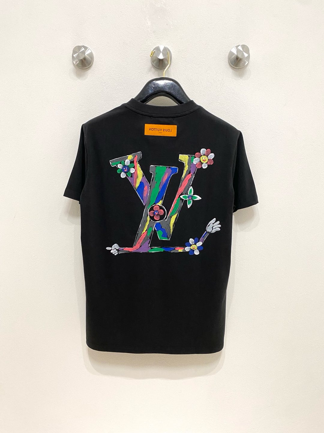  LV 高定面料 玉蚕丝般的丝滑 2025春夏新品上市🍃时尚经典圆领短袖👍🏻时尚单品设计，更加时尚舒适，