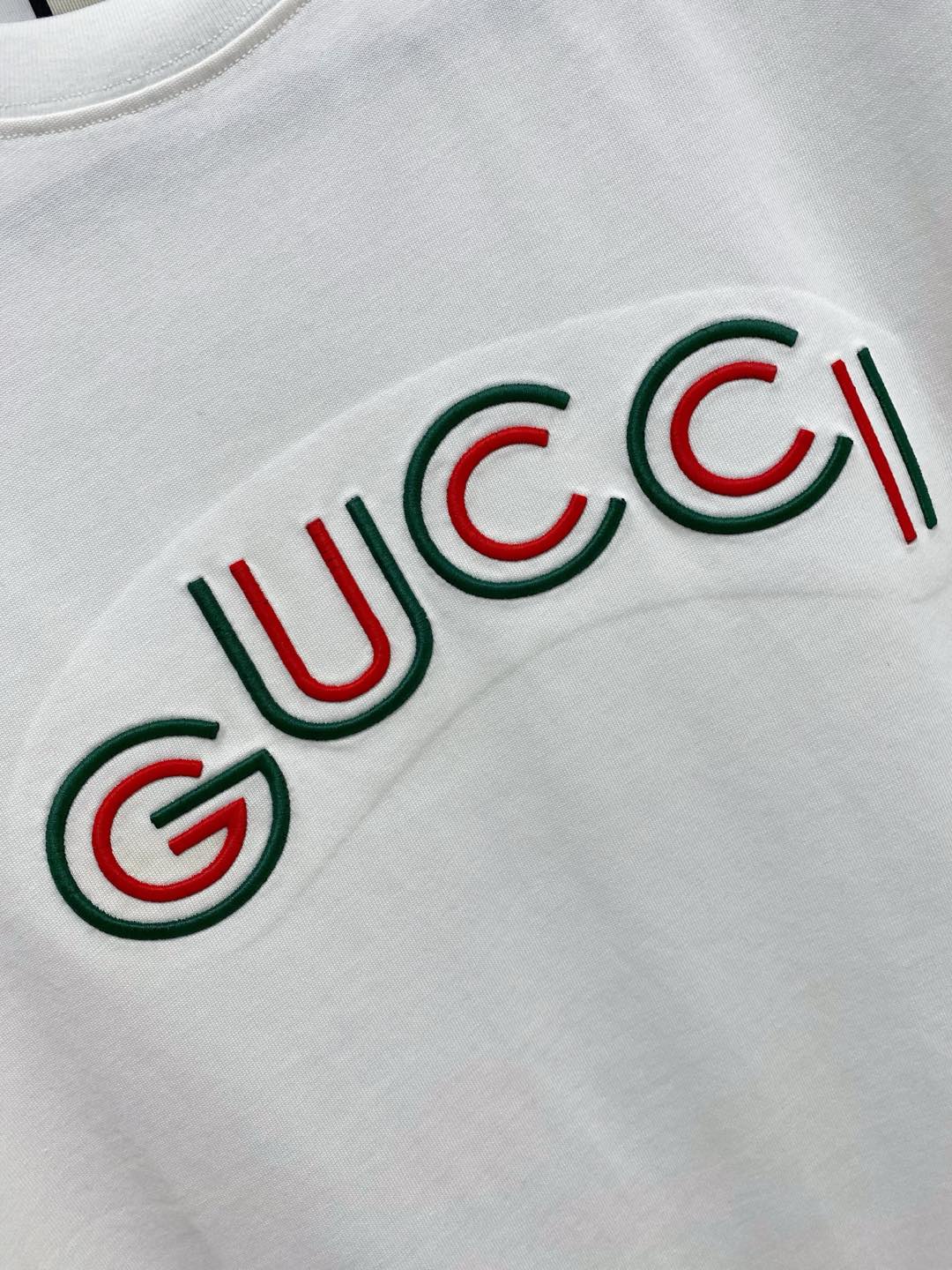   GUCCI古驰 新款短袖 日常出门闭眼搭定制丝光弹力棉面料短袖T恤 魅力在于创造了简约奢华感的时尚,