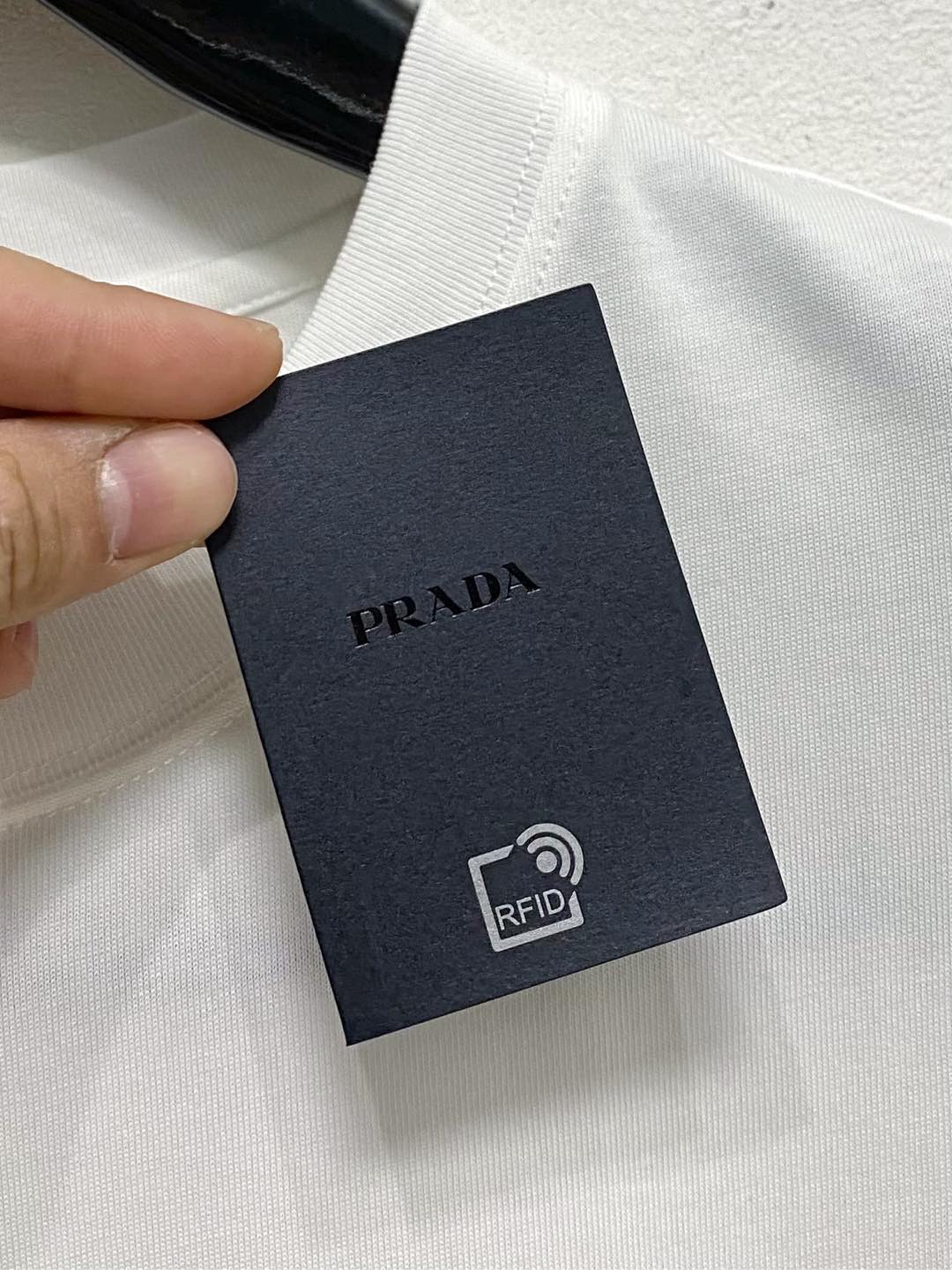  普拉达 高定面料 玉蚕丝般的丝滑 2025春夏新品上市🍃时尚经典圆领短袖👍🏻时尚单品设计，更加时尚舒适
