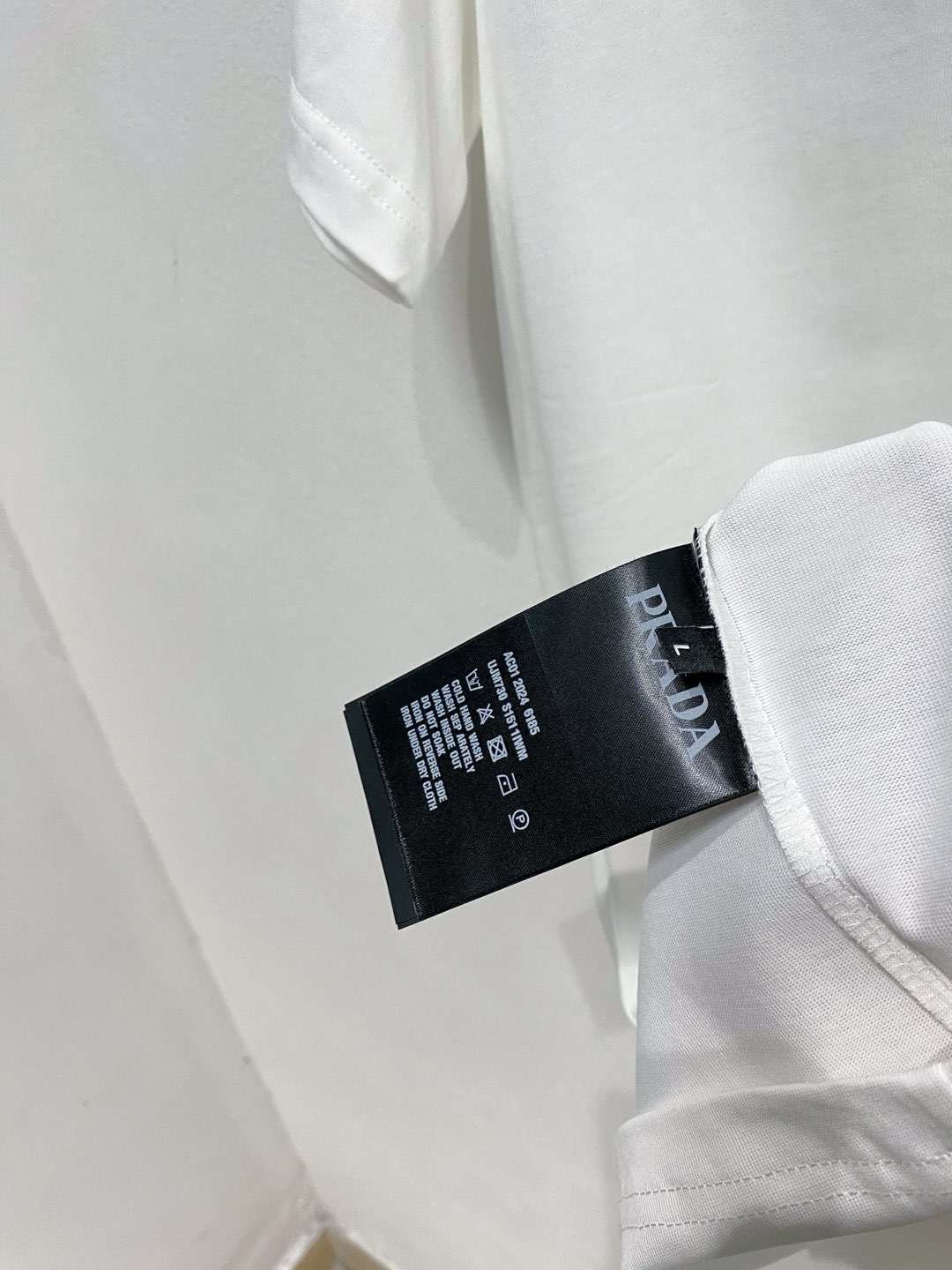  普拉达 高定面料 玉蚕丝般的丝滑 2025春夏新品上市🍃时尚经典圆领短袖👍🏻时尚单品设计，更加时尚舒适