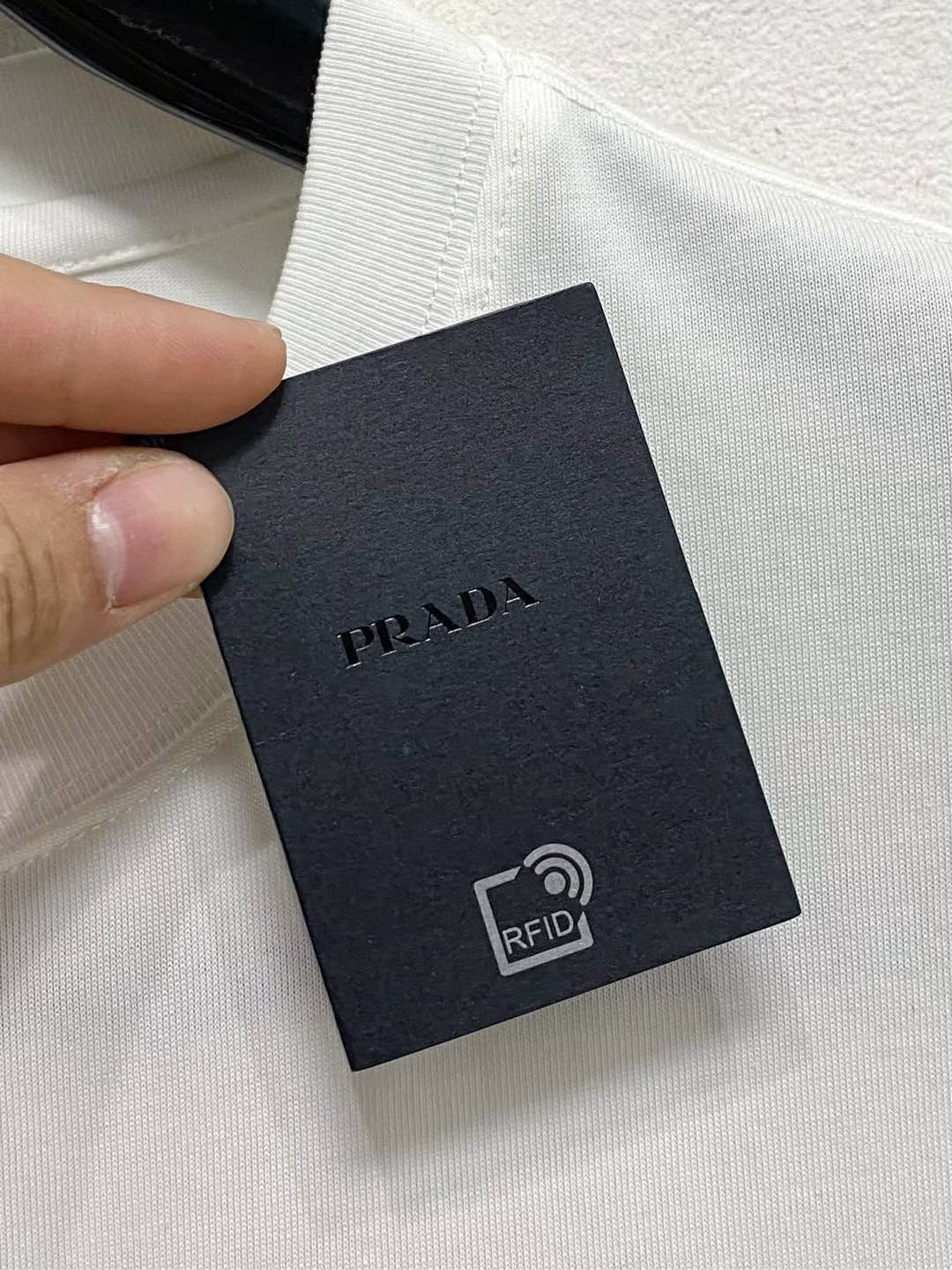  普拉达 高定面料 玉蚕丝般的丝滑 2025春夏新品上市🍃时尚经典圆领短袖👍🏻时尚单品设计，更加时尚舒适
