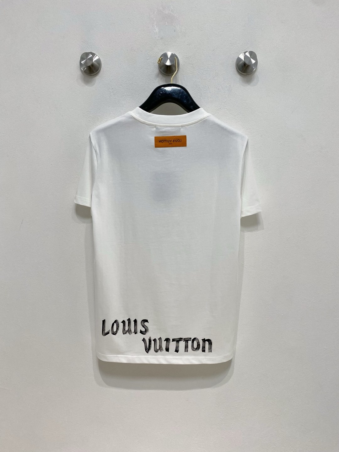  LV 高定面料 玉蚕丝般的丝滑 2025春夏新品上市🍃时尚经典圆领短袖👍🏻时尚单品设计，更加时尚舒适，