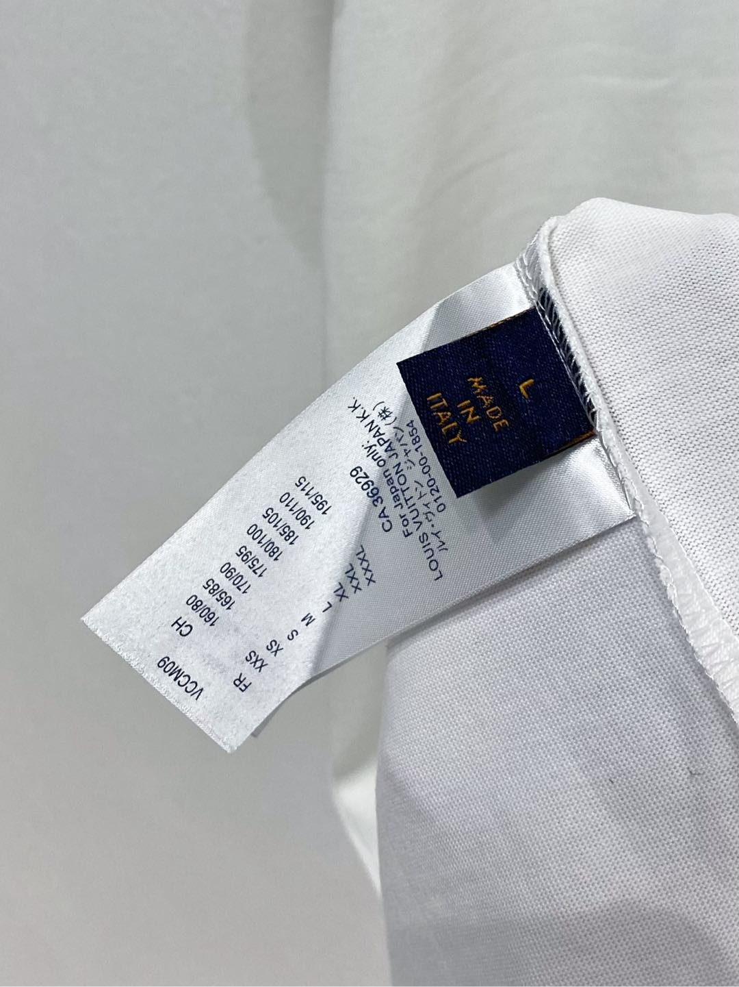  LV 高定面料 玉蚕丝般的丝滑 2025春夏新品上市🍃时尚经典圆领短袖👍🏻时尚单品设计，更加时尚舒适，