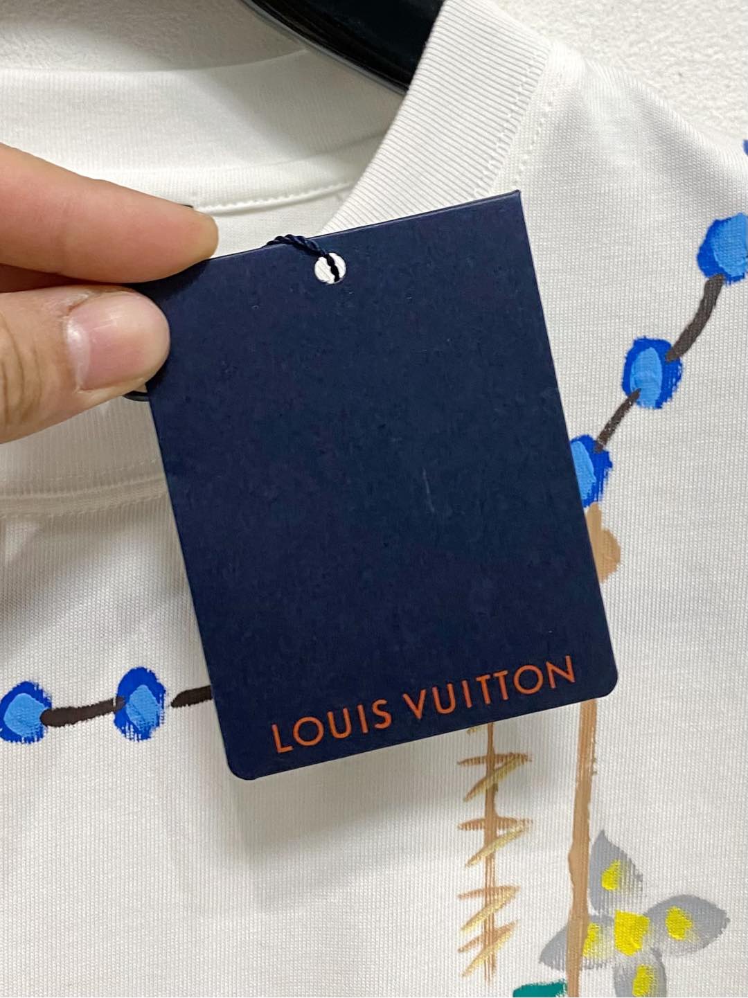  LV 高定面料 玉蚕丝般的丝滑 2025春夏新品上市🍃时尚经典圆领短袖👍🏻时尚单品设计，更加时尚舒适，