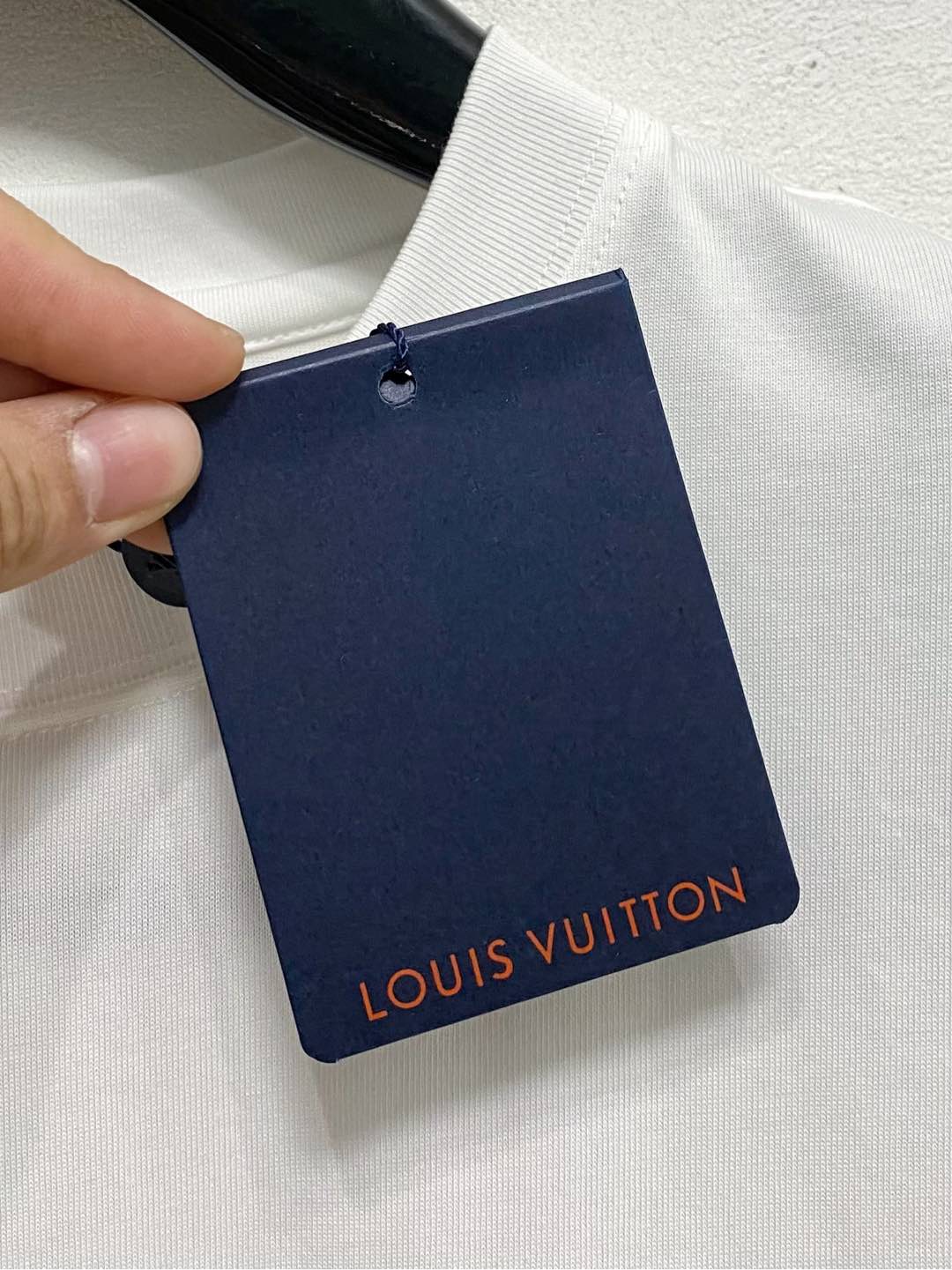  LV 高定面料 玉蚕丝般的丝滑 2025春夏新品上市🍃时尚经典圆领短袖👍🏻时尚单品设计，更加时尚舒适，