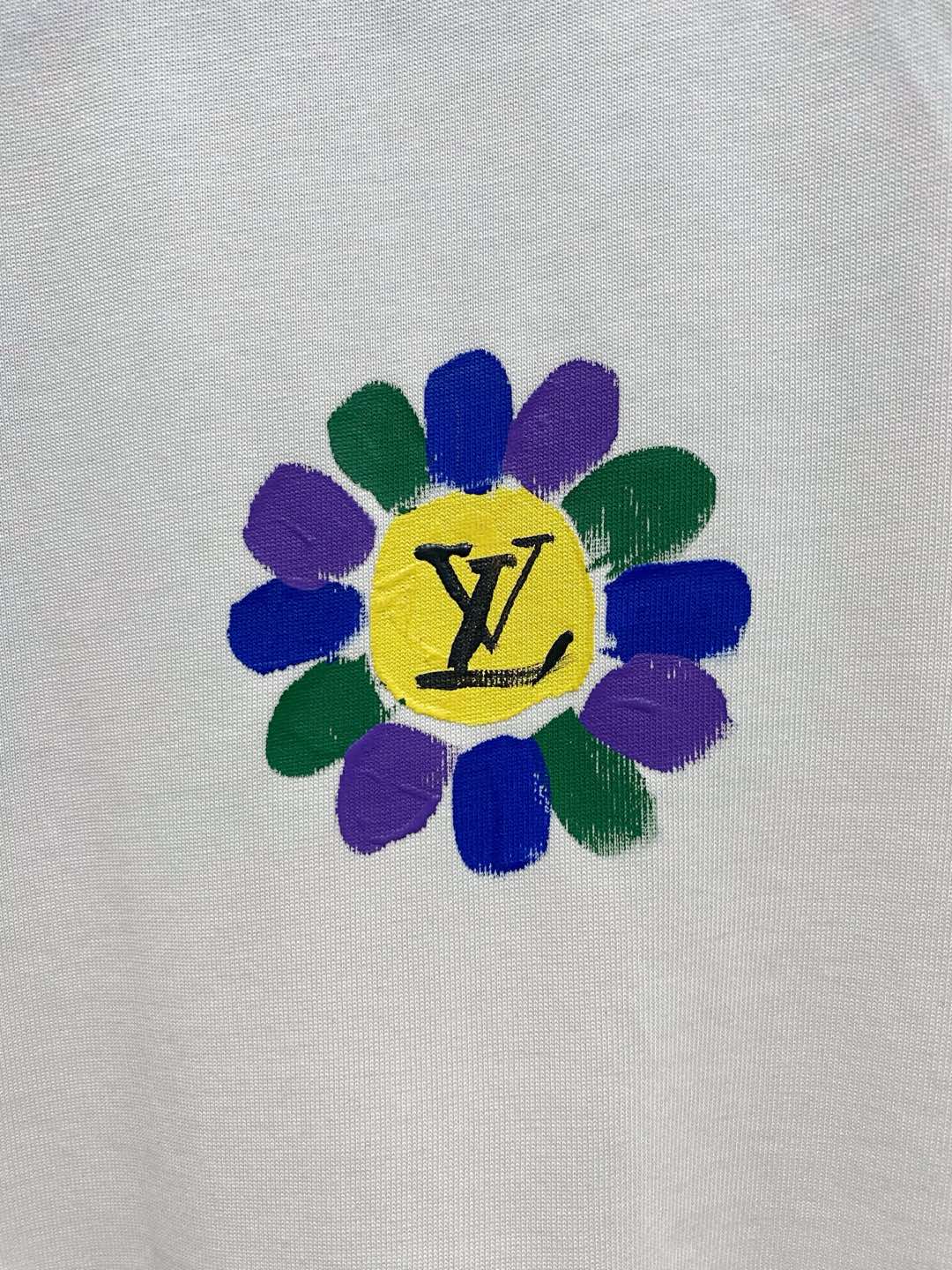  LV 高定面料 玉蚕丝般的丝滑 2025春夏新品上市🍃时尚经典圆领短袖👍🏻时尚单品设计，更加时尚舒适，