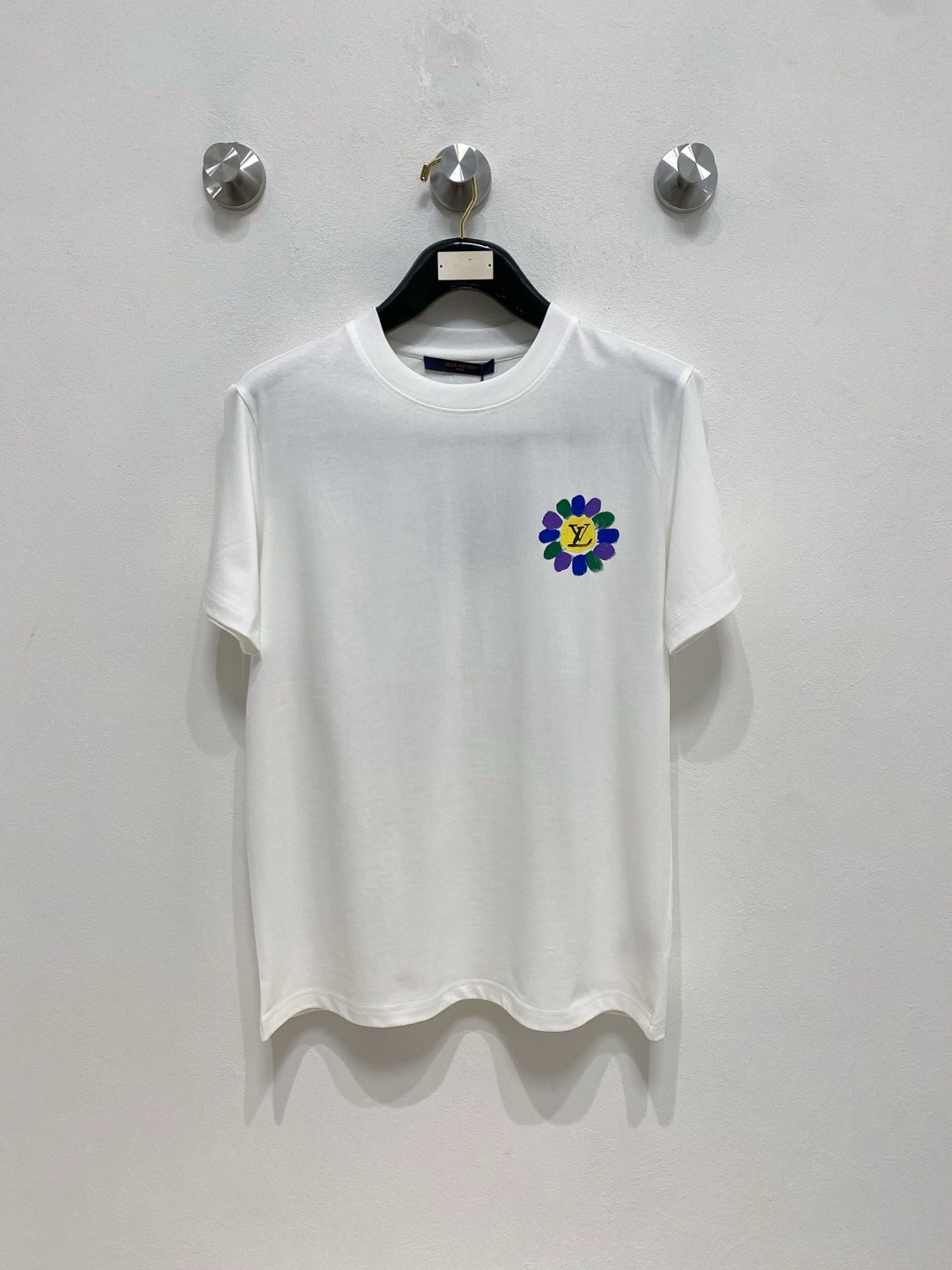  LV 高定面料 玉蚕丝般的丝滑 2025春夏新品上市🍃时尚经典圆领短袖👍🏻时尚单品设计，更加时尚舒适，